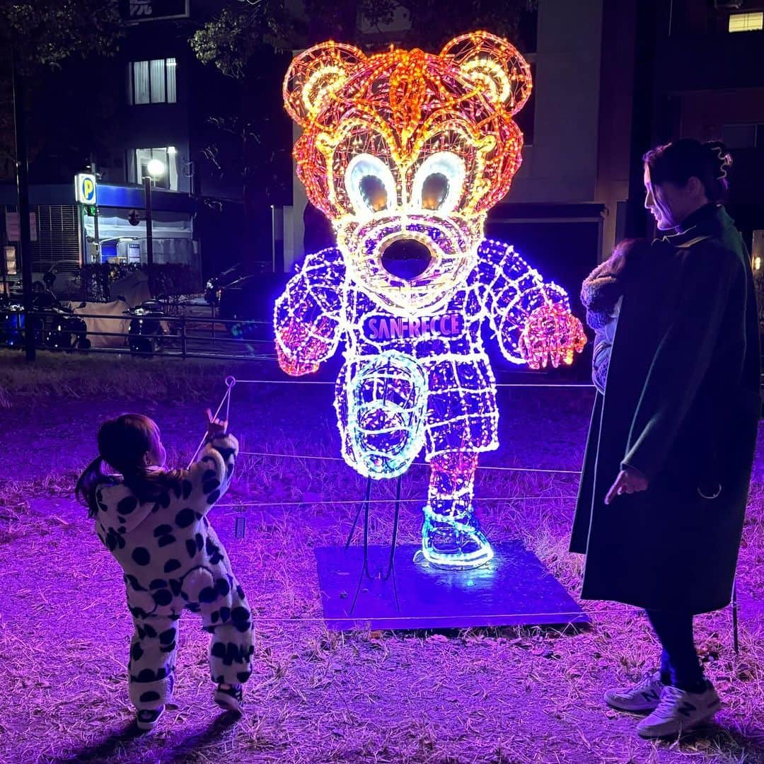 明空星さんのインスタグラム写真 - (明空星Instagram)「今年初、イルミネーション✨✨✨ 娘は大興奮😂 今年の冬はいろんなイルミネーション見に行きたい✨ 息子は抱っこで最初から最後まで寝てました😂  #イルミネーション　#広島イルミネーション」11月29日 22時09分 - kirara20010501