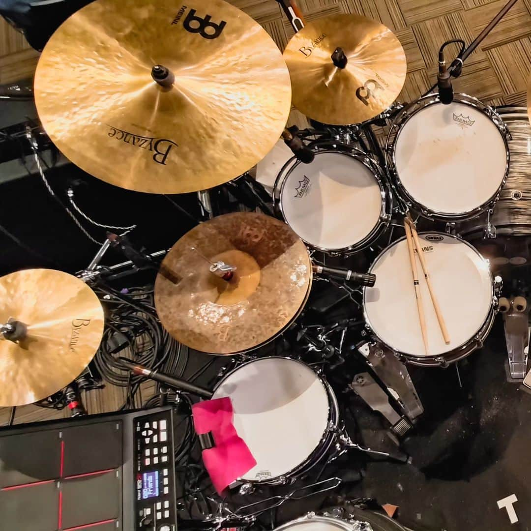 横山祐介のインスタグラム：「🥁2023.11.29📸 ツアーリハーサル最終日。 完全に仕上がりました。  いろんな新しい景色を想像しながら試行錯誤の日々でしたが、来てくれるみなさんにおかれましてはチケットだけ忘れなければ楽しめる仕上がりです👌  初日12/2大阪の前売チケットは今夜までで一旦受付終了。 お忘れなく。  個人的な仕上がりにおきましても過去最高を記録しております。 リハーサルですら毎日楽しかったので、本番（しかも初日は大好きなNHK大阪ホール！！）はどうなってしまうのやら。  楽しみー！ #wacci #laughmix #gretschdrums  #meinlcymbals  #promarksticks  #evansdrumheads  #drums #drummer #drumlife  #drumuniversity #drumstagram」