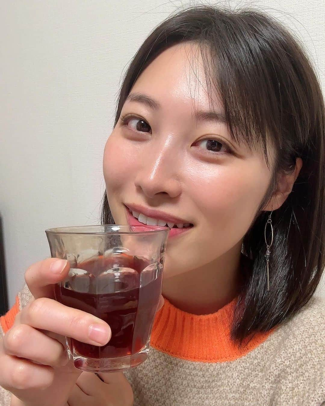 春原未来さんのインスタグラム写真 - (春原未来Instagram)「今年に入ってから定期的にずっと飲んでいるザクロジュース。 飲み始めたきっかけは女性の美容と健康に効果的と知ったから！🙆🏻‍♀️✨️  📍女性らしさを作るホルモン『エストロゲン』に似た物質をたくさん含んでる！⇒そういう作用を期待して,PMSや生理不順,不妊に悩んでる方がけっこう飲んでるんだって。  📍ビタミンCやエラグ酸といった美白成分が多く含まれてる！  📍抗酸化作用のあるポリフェノールも豊富！  だから冷蔵庫に常備してるの😊💓 程よい甘みがあるのにスッキリしてるから,二日酔いの時にゴクゴク飲むのも好き！🤣  いろんなメーカーの飲んできたんだけど,今回の野田ハニーのザクロジュースは,ここまでに至るストーリーにもきゅんだし,保存料・香料・調整剤などの添加物が一切入ってないのが素敵✨️ (3本送ってもらったんだけど,段ボールのサイズがジュースのサイズとぴったりで,そこにもきゅん！！無駄がなくて最高！)  身体にいいものを取り入れて,自分を労っていきます😂  PR @zakuro82zakuro #ざくろジュース #ザクロジュース #ゆらぎ世代 #ベビ待ちさん #美容おすすめ #エラグ酸 #ポリフェノール #野田ハニー #保存料不使用 #保存料無添加 #身体にいいもの #100パーセントジュース #濃縮還元 #美容ドリンク #pms改善 #生理不順改善 #妊活サポート #美白ケア」11月29日 22時20分 - sunohara_miki