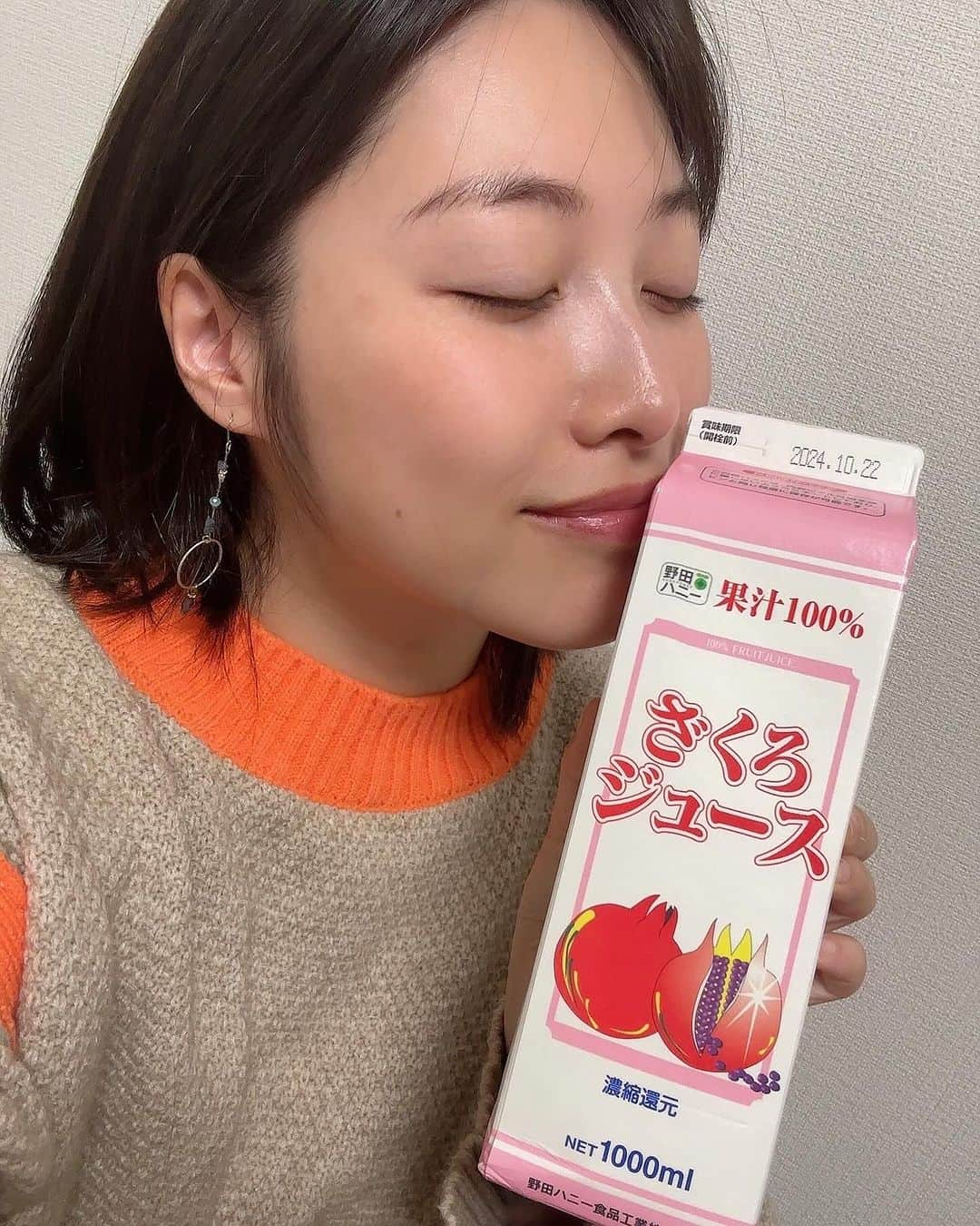 春原未来さんのインスタグラム写真 - (春原未来Instagram)「今年に入ってから定期的にずっと飲んでいるザクロジュース。 飲み始めたきっかけは女性の美容と健康に効果的と知ったから！🙆🏻‍♀️✨️  📍女性らしさを作るホルモン『エストロゲン』に似た物質をたくさん含んでる！⇒そういう作用を期待して,PMSや生理不順,不妊に悩んでる方がけっこう飲んでるんだって。  📍ビタミンCやエラグ酸といった美白成分が多く含まれてる！  📍抗酸化作用のあるポリフェノールも豊富！  だから冷蔵庫に常備してるの😊💓 程よい甘みがあるのにスッキリしてるから,二日酔いの時にゴクゴク飲むのも好き！🤣  いろんなメーカーの飲んできたんだけど,今回の野田ハニーのザクロジュースは,ここまでに至るストーリーにもきゅんだし,保存料・香料・調整剤などの添加物が一切入ってないのが素敵✨️ (3本送ってもらったんだけど,段ボールのサイズがジュースのサイズとぴったりで,そこにもきゅん！！無駄がなくて最高！)  身体にいいものを取り入れて,自分を労っていきます😂  PR @zakuro82zakuro #ざくろジュース #ザクロジュース #ゆらぎ世代 #ベビ待ちさん #美容おすすめ #エラグ酸 #ポリフェノール #野田ハニー #保存料不使用 #保存料無添加 #身体にいいもの #100パーセントジュース #濃縮還元 #美容ドリンク #pms改善 #生理不順改善 #妊活サポート #美白ケア」11月29日 22時20分 - sunohara_miki