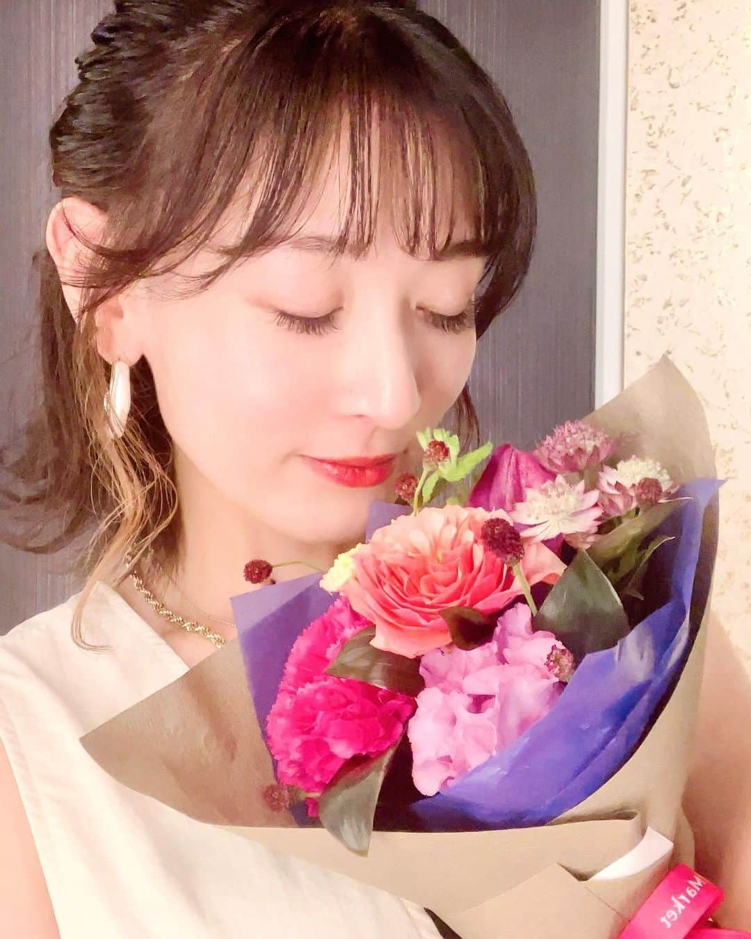 福田朱子さんのインスタグラム写真 - (福田朱子Instagram)「深呼吸💐 . . LINEとかの赤丸マークあるでしょう？ あれ、ついてるの嫌なんだけど、もう半年くらい永遠にあれが消えることがない🔴🫠 . . ふぃーーっ . . 年末恒例LIVEに向けてじわじわ準備進めていますよーー🥳 12月26日‼️ 火曜日だけどみんな来てね！！ . . #flowers #pink #purple #生活に彩りを 彩りを」11月29日 22時13分 - syuko29