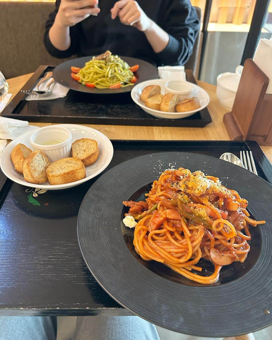 高橋野乃子さんのインスタグラム写真 - (高橋野乃子Instagram)「． 朝だけしごとで 友達とランチした日🍰🤍🤍  笑いすぎてきつい  jacket：#prankproject  vest：#amiparis  pants：#zara  bag：#balenciaga」11月29日 22時15分 - _nonstyle_