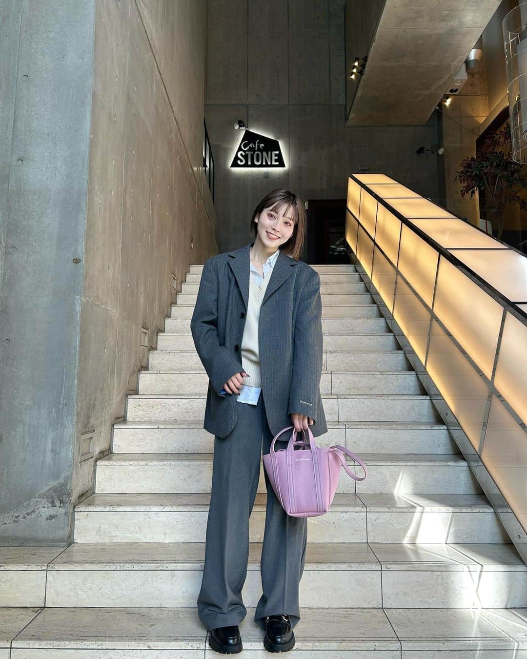 高橋野乃子さんのインスタグラム写真 - (高橋野乃子Instagram)「． 朝だけしごとで 友達とランチした日🍰🤍🤍  笑いすぎてきつい  jacket：#prankproject  vest：#amiparis  pants：#zara  bag：#balenciaga」11月29日 22時15分 - _nonstyle_