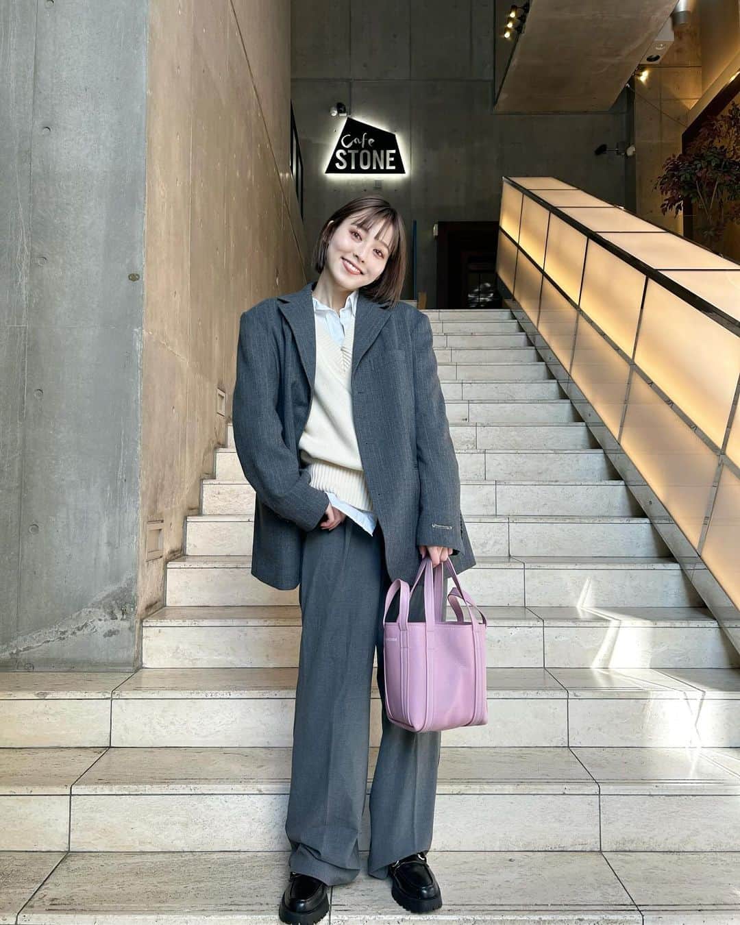 高橋野乃子さんのインスタグラム写真 - (高橋野乃子Instagram)「． 朝だけしごとで 友達とランチした日🍰🤍🤍  笑いすぎてきつい  jacket：#prankproject  vest：#amiparis  pants：#zara  bag：#balenciaga」11月29日 22時15分 - _nonstyle_
