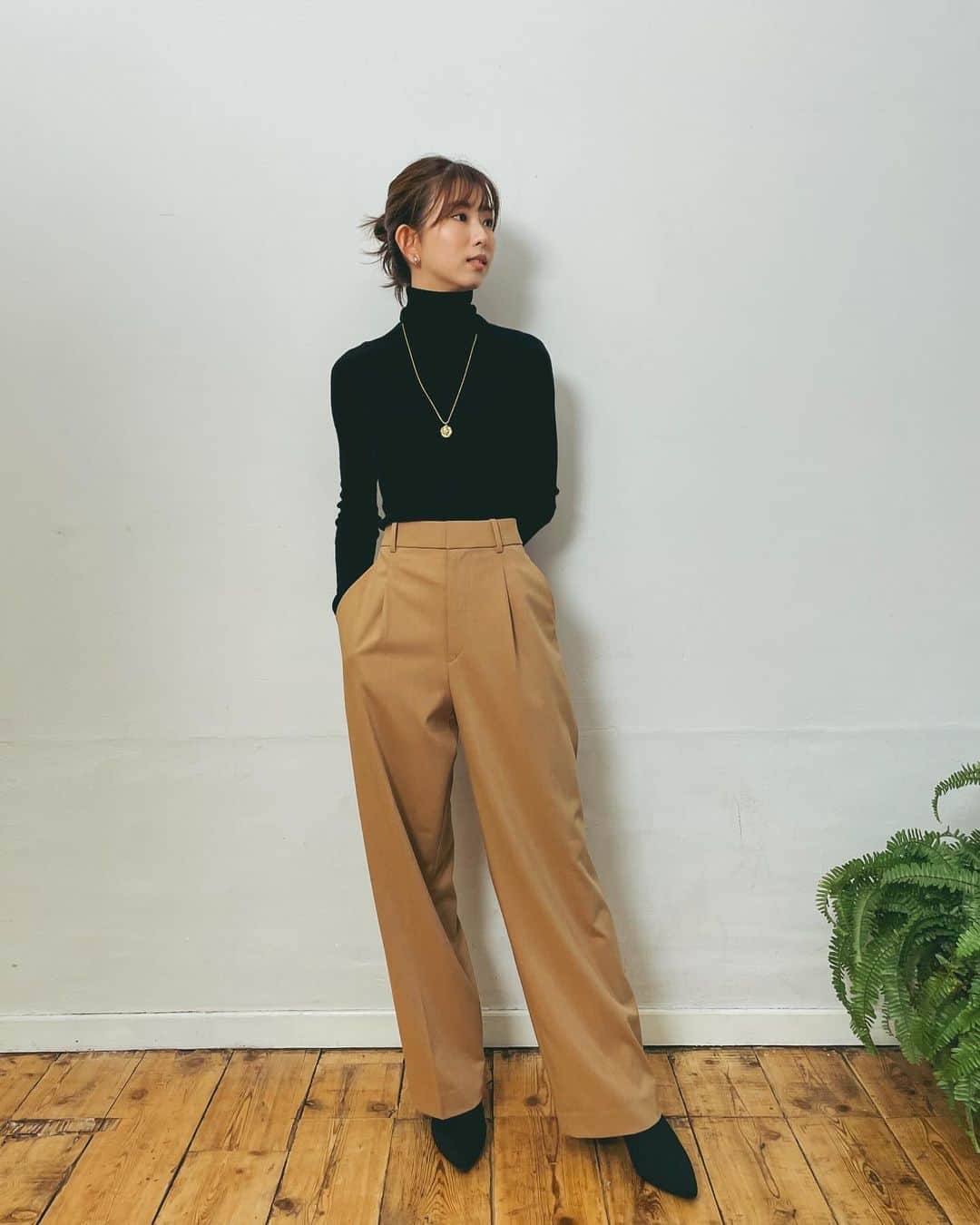 中島愛蘭のインスタグラム：「気になってたUNIQLOの タックワイドパンツやっと買った😂！ グレーも欲しくなってます🩶 ︎ ︎ ︎ ︎ ︎ ︎ ︎ ︎ ︎ ︎ ︎ ︎ ︎ ︎ ︎ ︎ ︎ ︎ ︎ ︎ ︎ ︎ ︎ ︎ ︎ ︎ ︎ ︎ ︎ ︎ ︎ ︎ ︎ ︎ ︎ ︎ ︎ ︎ ︎ ︎ ︎ ︎ ︎ ︎ ︎ ︎ ︎ ︎ ︎ tops @uniqlo_jp  pants @uniqlo_jp  boots @gu_for_all_  necklace @jewel_vox  bracelet @lohmejewelry」