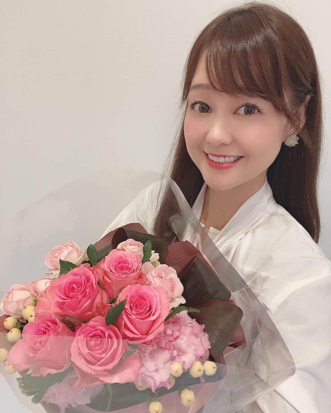 樋田かおりさんのインスタグラム写真 - (樋田かおりInstagram)「お花のプレゼントをいただきました💐 花言葉は温かい心、愛をもつ💕  #イベント #控え室 #懇親会 #講演会　 #講演会講師  #五反田 #司会者 #トークナビ #女子アナ広報室 #女子アナ司会部 #女子アナ #セカンドキャリア #アナウンサー #frayid  #お花  #お花のある暮らし #薔薇」11月29日 22時17分 - toida_kaori