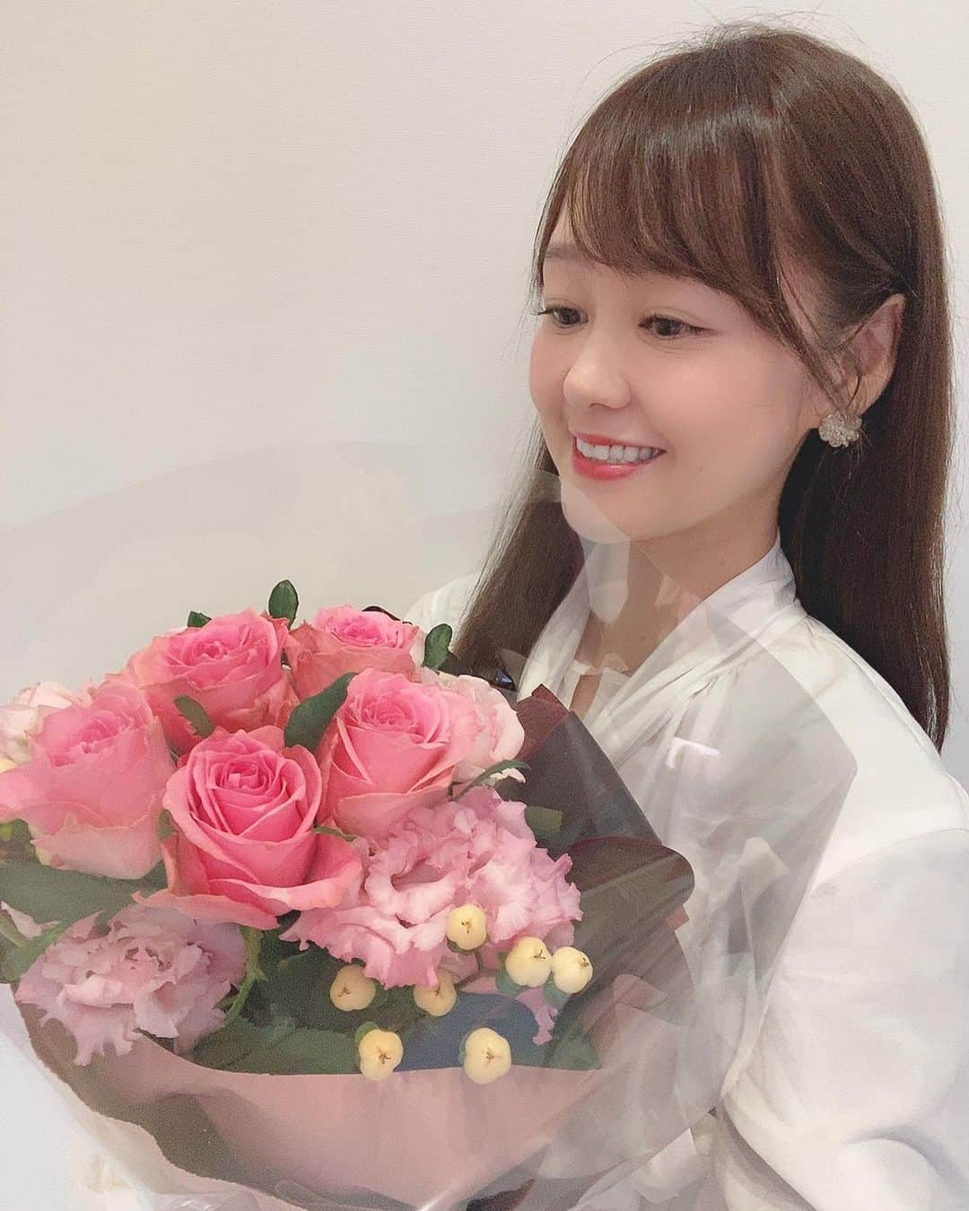 樋田かおりのインスタグラム：「お花のプレゼントをいただきました💐 花言葉は温かい心、愛をもつ💕  #イベント #控え室 #懇親会 #講演会　 #講演会講師  #五反田 #司会者 #トークナビ #女子アナ広報室 #女子アナ司会部 #女子アナ #セカンドキャリア #アナウンサー #frayid  #お花  #お花のある暮らし #薔薇」