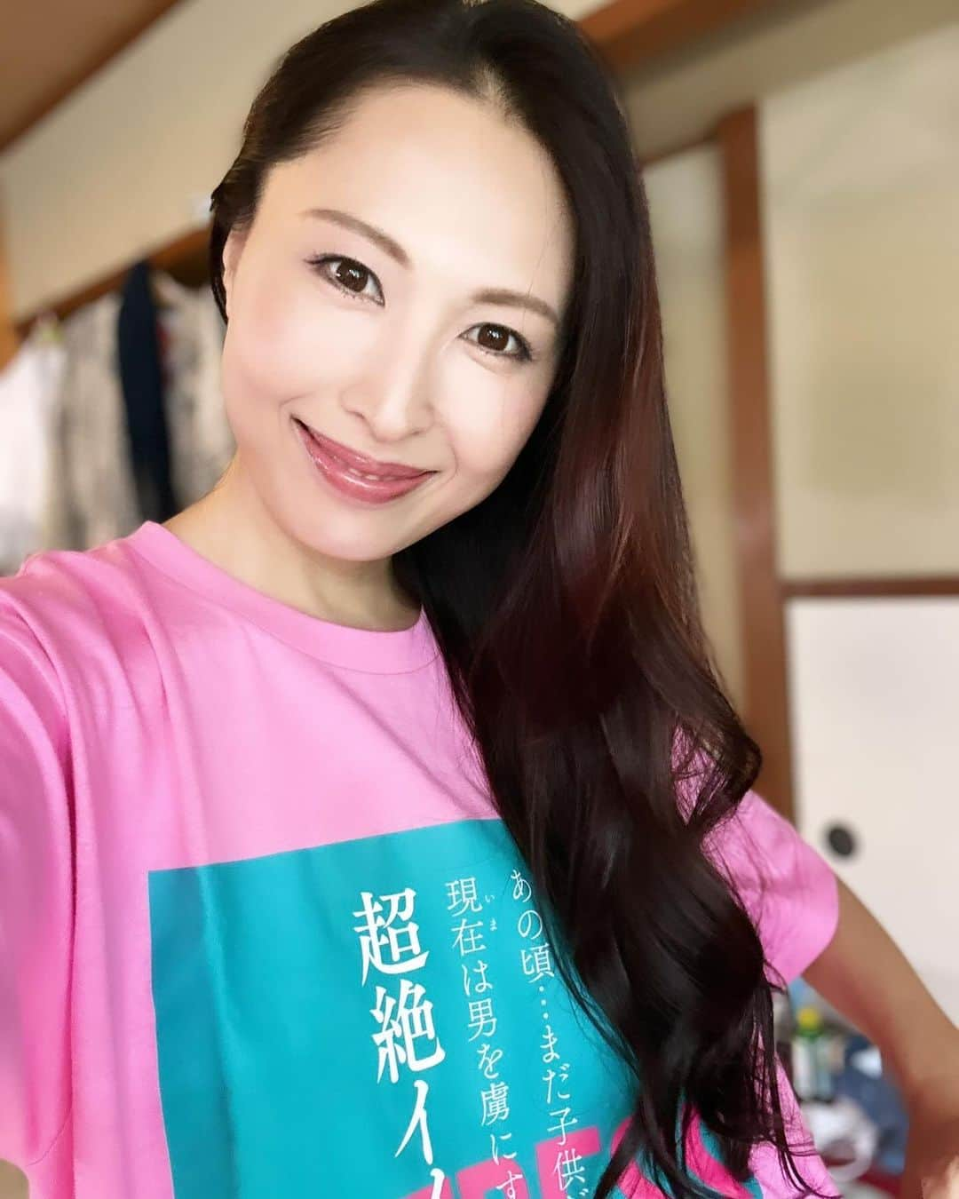 佐田茉莉子のインスタグラム：「おはようございます☀ 最近巷（とくにMadonnaさん界隈）で噂？のTシャツ💖（女優ver✨） 私も着させていただきました‼️ 是非予約が始まってる周年記念作品チェックお願いします🤗  #祝マドンナ20周年  #佐田茉莉子  #熟女 #サタマリ #オフショット」