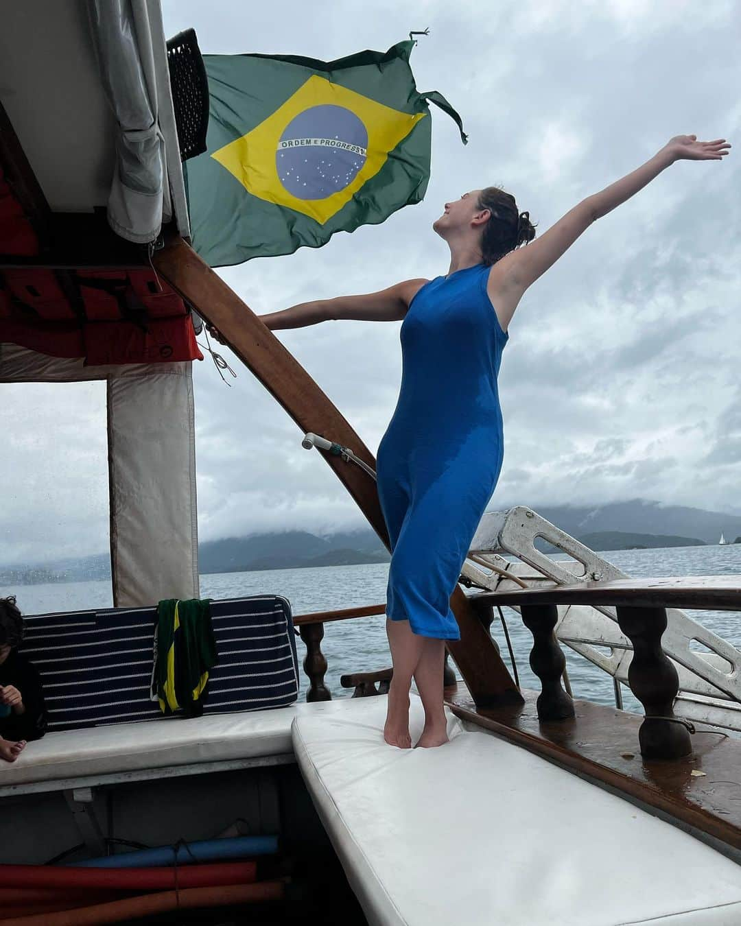 カヤ・スコデラリオのインスタグラム：「Brasil meu coração.   my heart. My soul. My love.  Thankful for the memories I’ve shared with my family, for the amazing food and people that we met over the last four weeks.   Eu sou brasileira. 🤍」