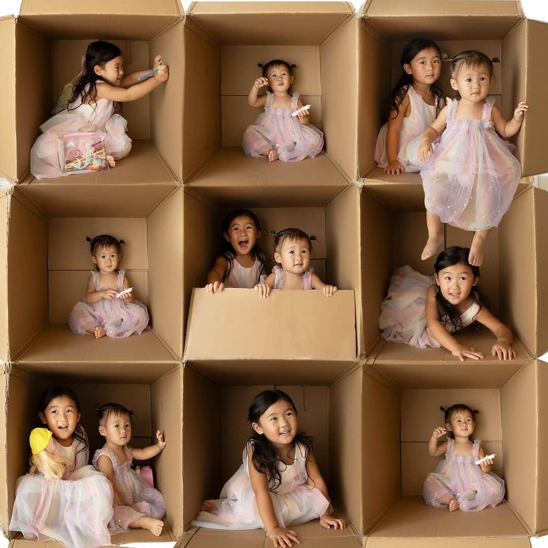 三浦あくりさんのインスタグラム写真 - (三浦あくりInstagram)「話題のbox Photo！！📦❤️ かかかかかか！！かわいい！！！！ . 1個の段ボールで撮影して こんなに可愛く仕上がるなんて！！！ 子供達もおっきな箱をとっても気に入り 楽しく遊びながら自宅で撮影して頂きました♡♡♡ . クリスマスバージョンとかも絶対可愛いだろうなあ♡ ミニアクのnewborn Photoを撮ってくださった カメラマンさん📷 @cozynap_newbornphoto  さんに撮って頂いたよ♡ . ママさんだから子供達のご機嫌をとりながら 自然な笑顔を引き出してくださり 自宅なのに素晴らしすぎるクオリティの 写真を撮ってくださる🥹🥹🥹🤍 久しぶりにミニアクのnewbornも見返したら ちいちゃくって可愛いくっておっきくなったなあと ほっこり♡♡♡ . あたたかいお写真大好きです！ 素敵な思い出の1ページをありがとうございます😊❤️ #newborn #boxphoto #newbornphotography #姉妹 #4歳 #1歳」11月30日 9時10分 - akurimiura