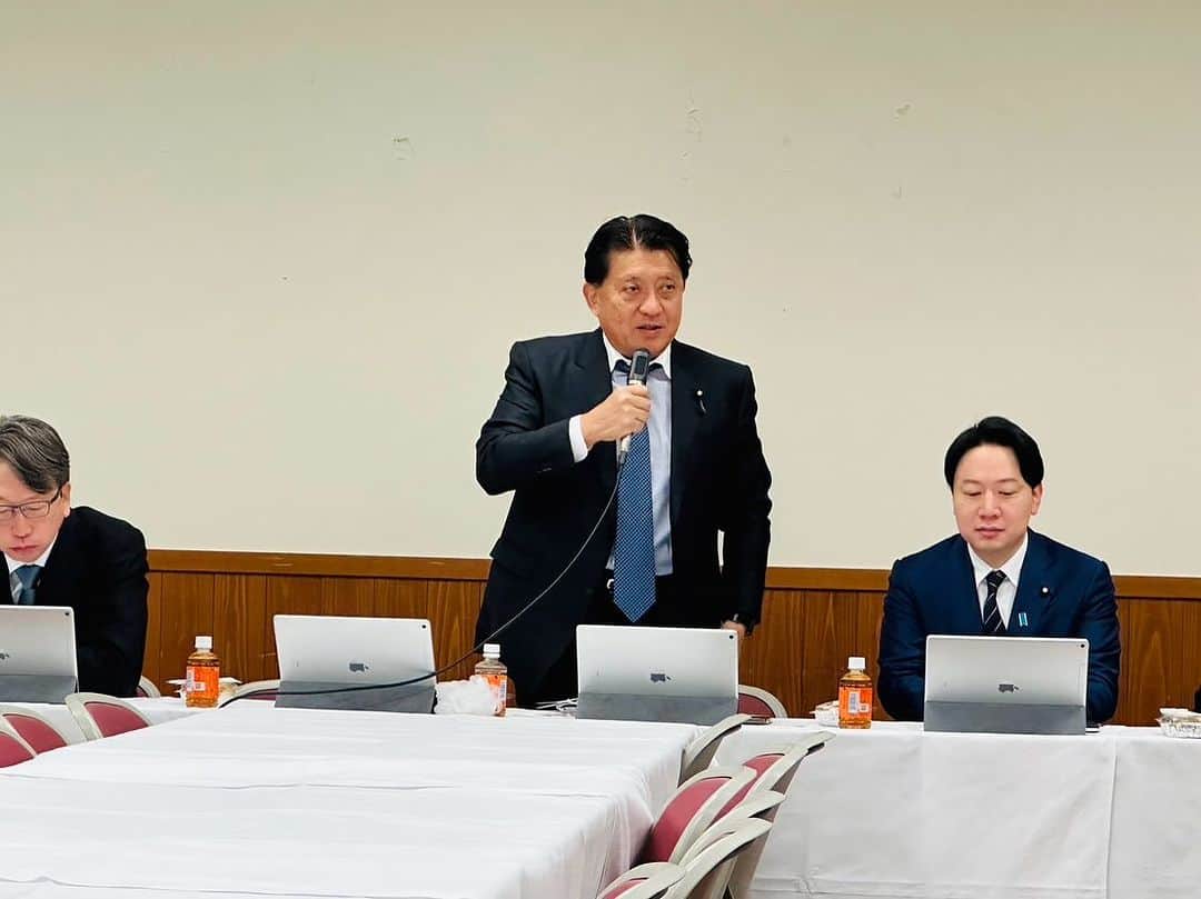 平井卓也のインスタグラム：「デジタル本部役員会。６つ目のPTとして小倉將信前子ども政策担当大臣を座長とする「子どもDXPT」をスタートすることが決まりました。役員会は非公開なので詳述は控えますが、議題は予算編成大綱、デジタル認証・署名アプリ、次期マイナンバーカード、地方からの提案など。 #平井卓也 #デジタル本部」