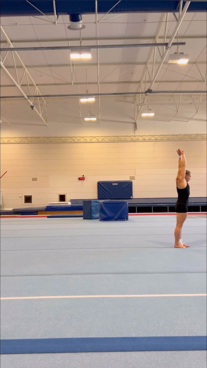 エリー・ブラックのインスタグラム：「Progressions are key! It’s good to go back to the foundations of a skill during training as a good warm up, before moving to the equipment.   I’m working on refining my beam skills while training in Australia.  We’re using lines on the mats as a beam reference and really focusing on each movement.  #GymnasticsHacks #Gymnastics #Training #TheGrind #Australia」