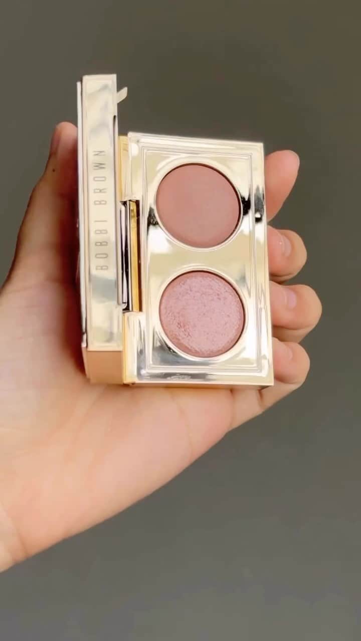 ボビイブラウンのインスタグラム：「#FrostyEyes ✨ Watch @bbmua_th_chompoo create the perfect pink shimmery eye look using our NEW Luxe Eye Shadow Duo in Midnight Toast (available in select markets).   #BobbiBrown #FrostyEyeLook #FrostyEyeMakeup #ShimmeryEyeMakeup」