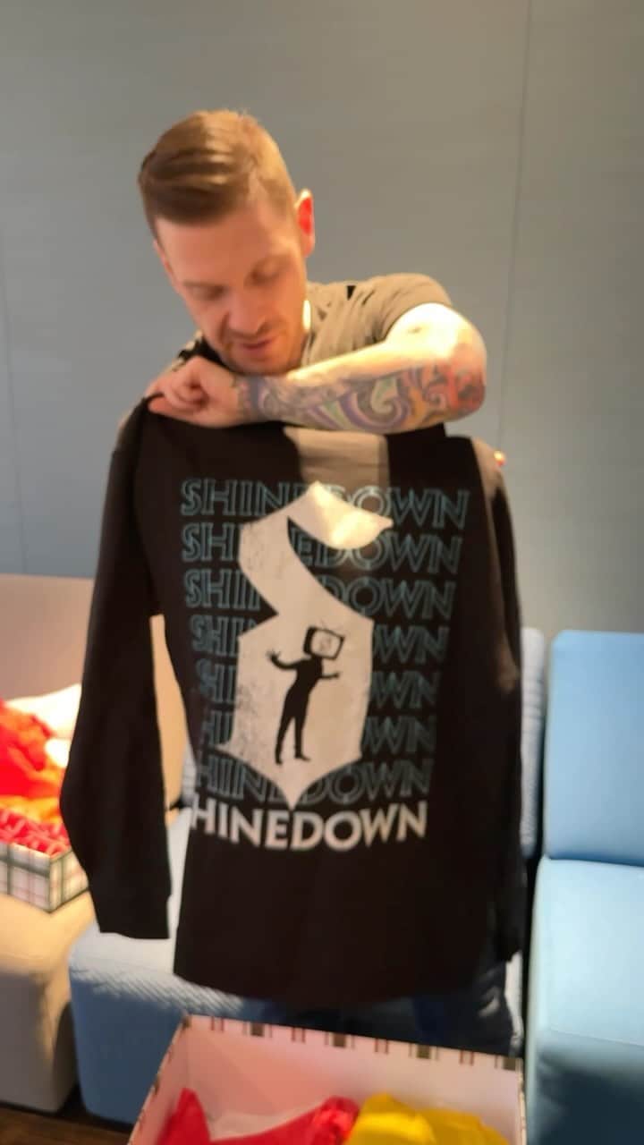 Shinedownのインスタグラム：「🎁 Unbox some of our favorite pieces with @TheBrentSmith and check out our new holiday merch + old favorites that are ON SALE now through 12/8.   🔗 in bio to add to your 🛒 cart!」