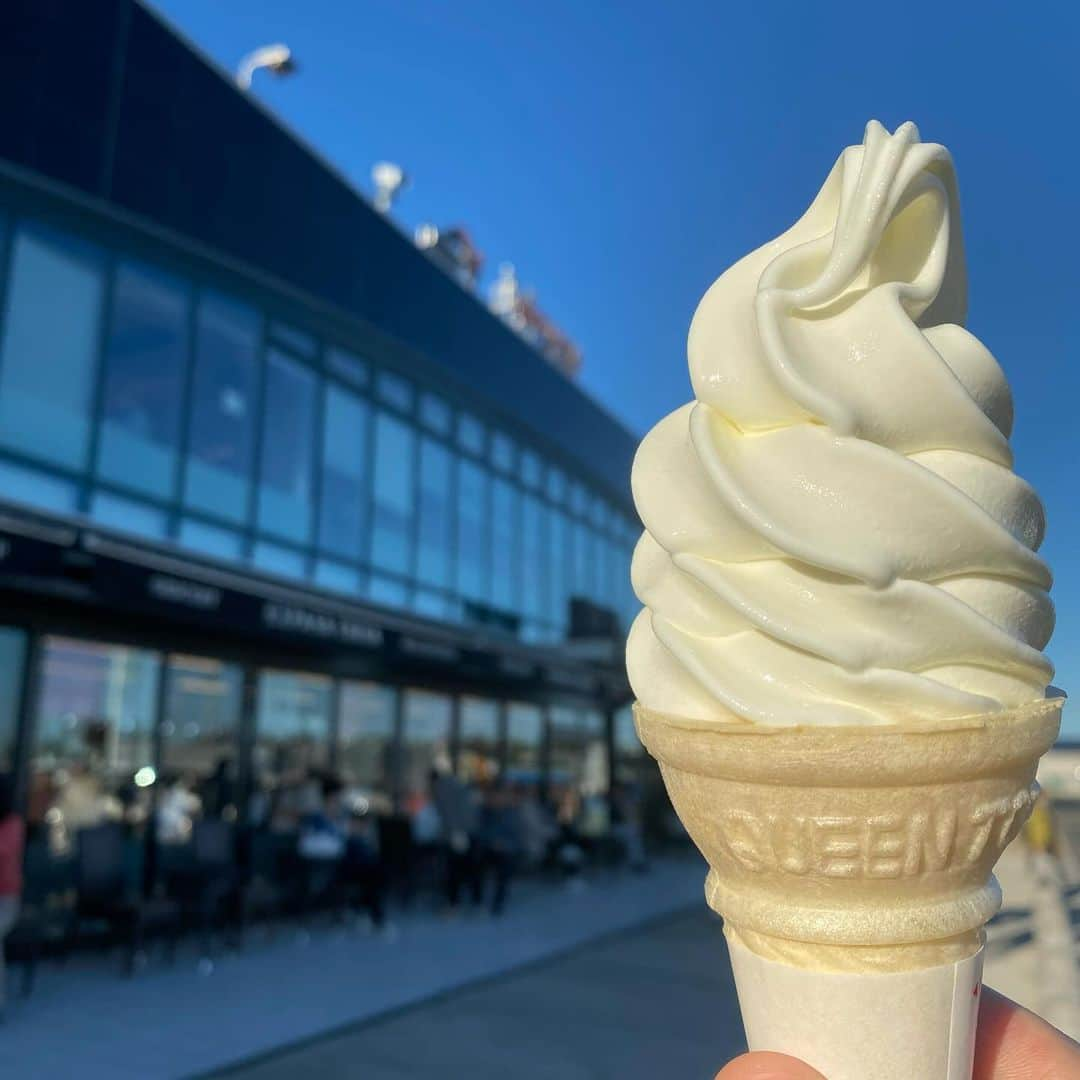 坂東亀三郎のインスタグラム：「⁡ ⁡ とある日、 ⁡ 少し遠出。 ⁡ SAでソフトクリーム🍦 ⁡ ⁡ 昔は見向きもしなかったし、巡業のバス移動休憩中とかに必ず食べている役者や演奏家さんが不思議で仕方なかったけど…、SAに行くとソフトクリームを食べたくなるのは、なぁぜなぁぜ🍑 ⁡ #歌舞伎 #音羽屋 #歌舞伎役者 #彦三郎 #坂東彦三郎 #九代目」