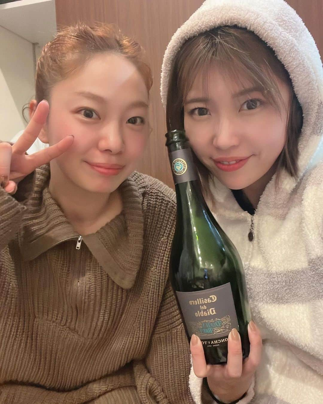 中村愛のインスタグラム：「🍾♡ ・ ・ ・ 昨夜の写真🤳🤓🙂😍 #宅飲み #家飲み  美容師のお友達のなぎちゃんと ほんのり2人とも赤いっ。 @nagisa_mizuguchi   おもろすぎましたっ！✨  わざわざ来てくれてありがと🙏 今日もガンバれるぜいっ！⭐️  木曜日！無理せずいこね😏  #中村愛」