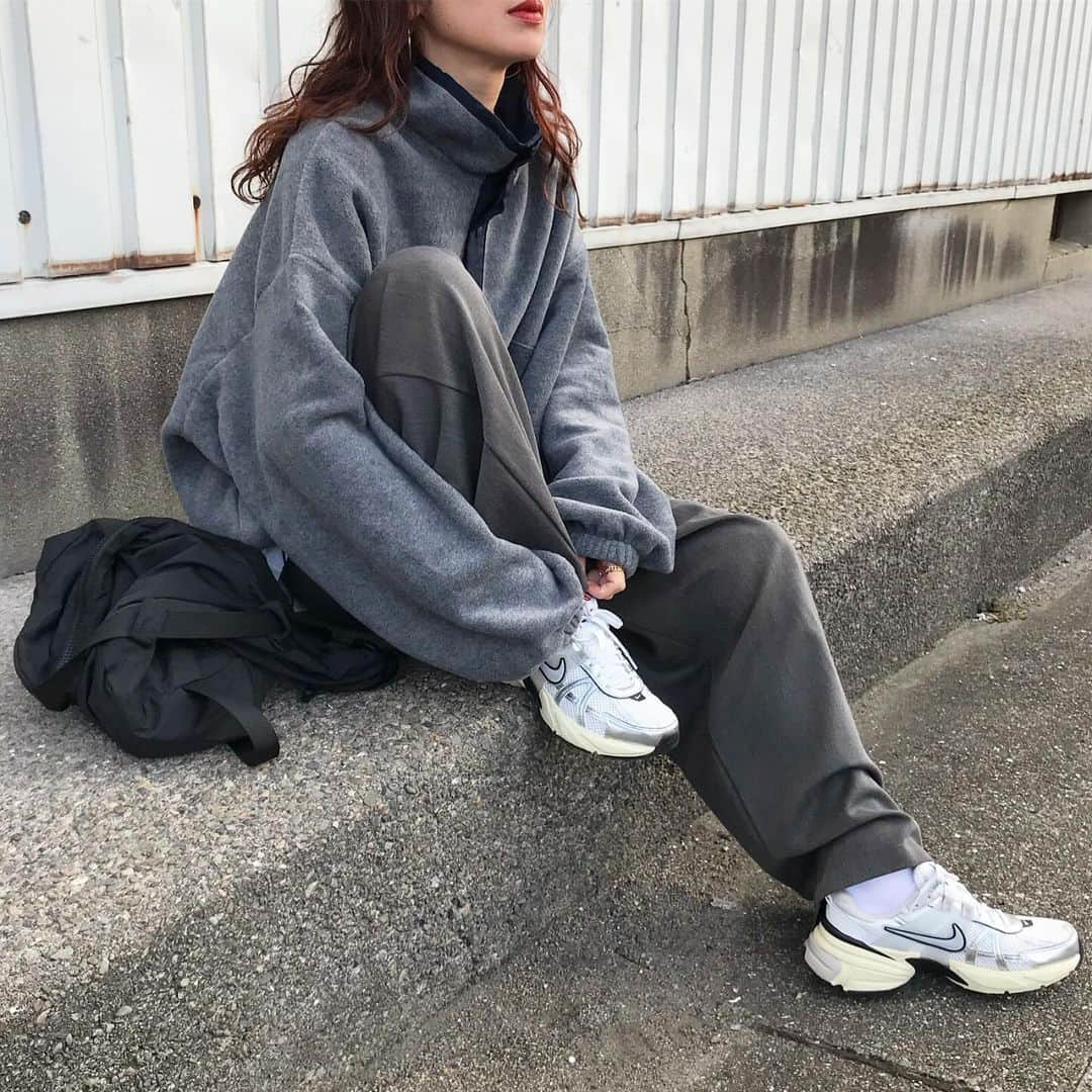 kumikaさんのインスタグラム写真 - (kumikaInstagram)「グレーコーデに、nikeのメタリックスニーカー👟V2KRUN💓  @nugu_klee  ポケットフリースアノラック/charcoal ワンタックバンディングスラックス/gray/S ビッグクロスバッグ/black  このフリースほんま可愛い😍 素材も良くてフカフカ暖かいし、着心地も最高✨✨ 男性も女性も可愛く着れるサイズ感です👍💕  この愛用パンツも、低身長さんはSサイズ、Lサイズは男性の方でも履いていただけるめちゃくちゃおススメ楽ちんスラックスです👖❤️ . . . tops.pants.bag @nugu_klee  inner#uniqlou shoes#nike#v2krun  socks#shinzone  . . . . #グレーコーデ#gray#冬コーデ#フリースコーデ#フリースアノラック#アノラックコーデ#スポーツミックス#ユニセックス#スニーカー女子#casual#nikeshoes #メタリック#ショルダーバッグコーデ#koreanfashion  #tbt#ootd#instafashion#outfit#ママコーデ」11月30日 7時51分 - kumika_iiio2