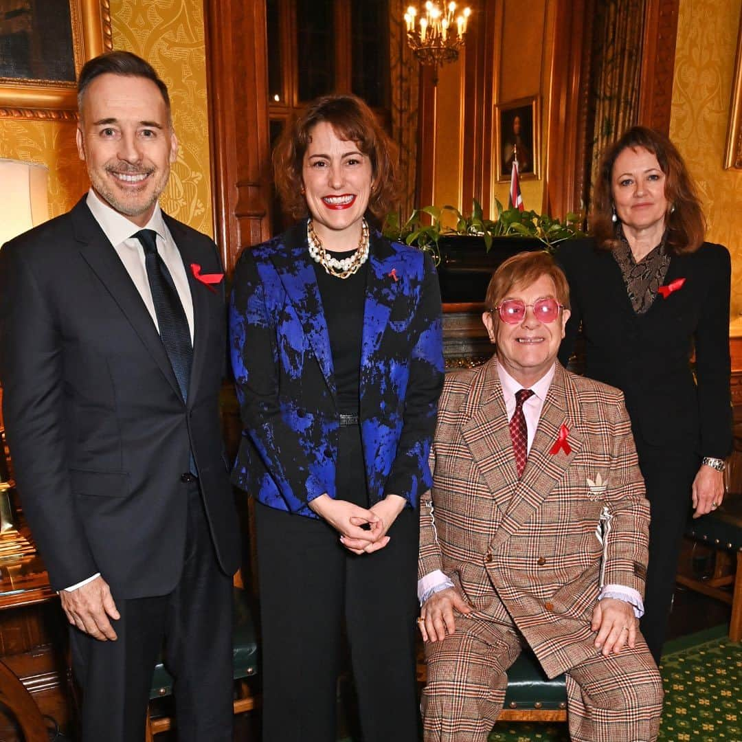 エルトン・ジョンのインスタグラム：「Ahead of #WorldAIDSDay, I am honoured to receive recognition for my lifetime work with @ejaf from @appg.hiv.aids during a special reception at Speakers House. It was great to meet with political leaders, with @davidfurnish and @anneaslett, to discuss how England could be the first country to end new cases of HIV.  We can’t end AIDS without the backing of the @ukgovofficial and today, we’re delighted by @victoriaatkinsmp’s announcement to expand opt-out HIV testing to every high prevalence area across the country.  My Foundation and partners led the world’s first HIV Social Impact Bond in London which proved that opt-out HIV testing in A&Es works to find and diagnose HIV in people who didn’t know they were living with the virus. Not only does it save money, more importantly, it saves lives. The earlier people know they are living with HIV, they can start treatment and prevent the spread to others.  We must keep our foot on the accelerator to end AIDS.  📸: @davebenett」