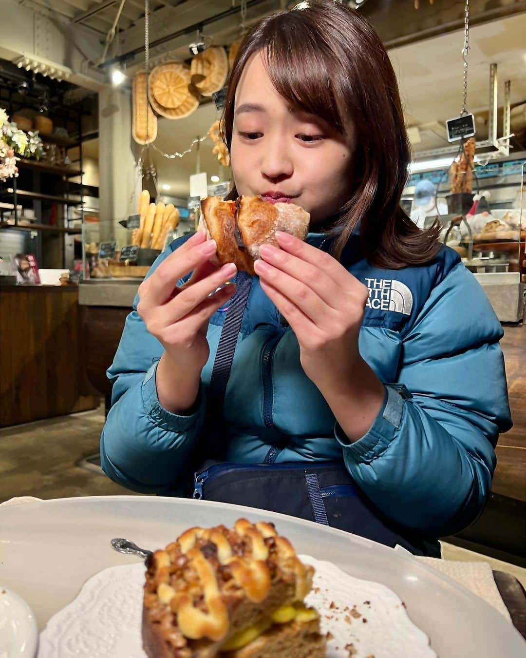 篠原梨菜さんのインスタグラム写真 - (篠原梨菜Instagram)「#早朝グルメ 東京・九品仏駅近く Comme'N TOKYO(コム・ントウキョウ)へ！ パンの世界大会で優勝の人気店！ 本日のクリームパン😋 フルーツやナッツたっぷりケークブリオッシュ生地にカスタードの甘み😋 ドライトマトとクリームチーズ😋 全粒粉のモチモチ生地にトマトとチーズ相性抜群😋 #朝5時55分の美味time #thetime_tbs #九品仏グルメ  #本日のクリームパン #ドライトマトとクリームチーズ #tbs #comme_n #コムン #コムンのパン #コムントウキョウ @comme_n」11月30日 7時54分 - shinorinatbs