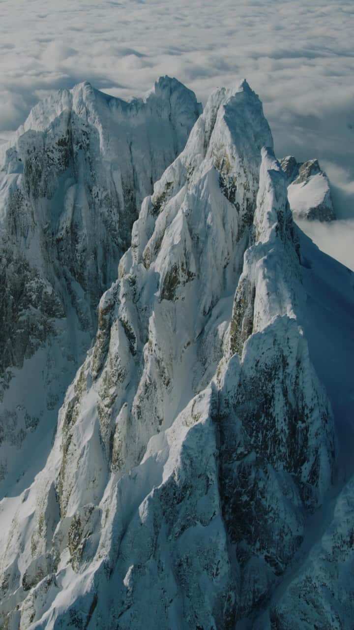 アークテリクスのインスタグラム：「Arc’teryx Presents: Shaped by Wild - Now available to watch via our link in bio.    Spanning a distance over 1200 kilometres, the diversity of landscape and culture distinguish British Columbia’s Coast Mountain Range from anywhere else on earth. Through the eyes of individuals who have chosen to forge a life amongst mountains, forests, and ocean, the depth of the range is discovered.  Filmed within the Xeni Gwet’in traditional territory and the homelands of the Tŝilhqot’in People. The film was shot on location within the unceded territory of the Kwakwa̱ka̱’wakw, Lil̓wat7úl, and Sḵwx̱wú7mesh People. We are grateful and acknowledge the mentorship and guidance of Chief Jimmy Lulua of the Xeni Gwet’in First Nations Government.    📸: @reelwater   #arcteryx」