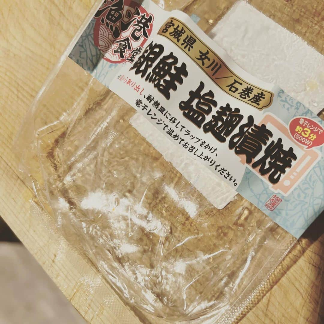 萩野志保子さんのインスタグラム写真 - (萩野志保子Instagram)「きょうは鮭弁当🐟 寝坊したらこちら様🙏と決めていた救世主に頼りました🦸 塩麹漬焼き。 2尾入りなので、もう1尾は大人用おにぎりに👹🍙 鬼握りではありません。 #鮭弁当 #息子弁当 #坊弁当 #おにぎり #鬼にぎり #👹❤️  #今日も声仕事スタート #こーえ出していこー📣  #今日も元気にいってらっしゃい  #母も #行ってきます #小学生 #お弁当  #アナウンサー #萩野志保子」11月30日 8時06分 - shihoko_hagino