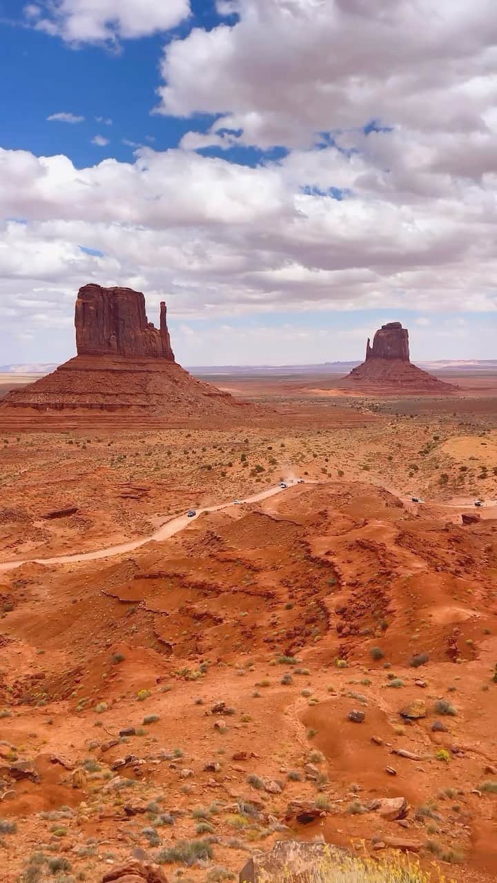 BEAUTIFUL DESTINATIONSのインスタグラム：「@t_secody captures the otherworldly beauty of Monument Valley, USA. 🏜️✨ Immerse yourself in the iconic red mesas and buttes that define the vast rugged beauty of the American Southwest. Journey through the heart of Navajo Nation’s breathtaking landscapes. 🇺🇸🦅  📽 @t_secody 📍 Monument Valley, USA 🎶 Gilbert O’Sullivan - Alone Again (Naturally)」