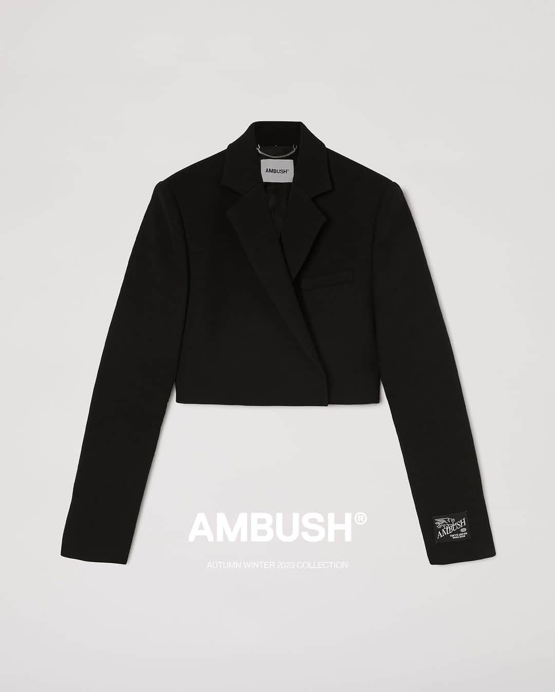 AMBUSHさんのインスタグラム写真 - (AMBUSHInstagram)「Play with proportions with the #AMBUSH AW23 CROPPED BLAZER. Now available at our WEBSHOP and WORKSHOP」11月30日 8時07分 - ambush_official