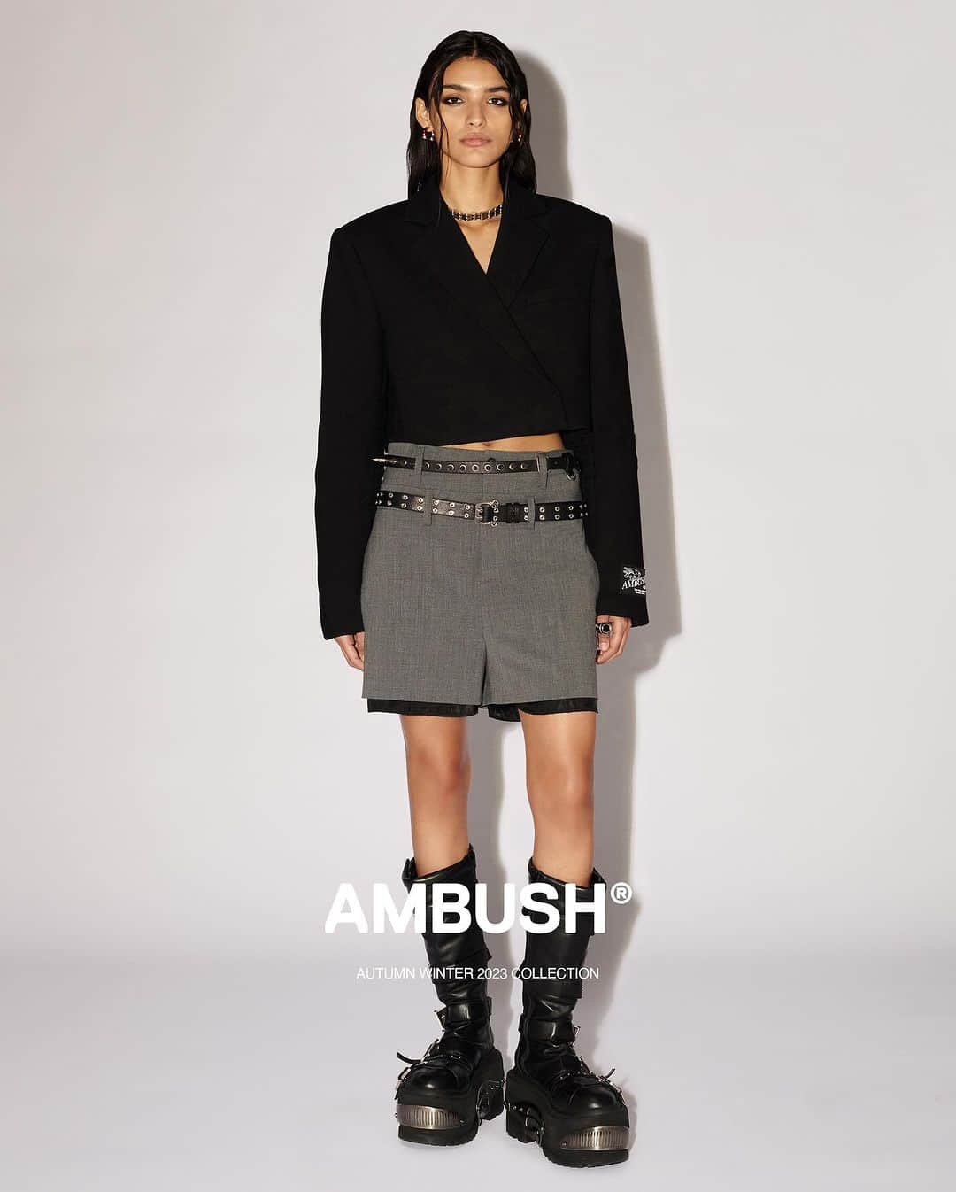 AMBUSHさんのインスタグラム写真 - (AMBUSHInstagram)「Play with proportions with the #AMBUSH AW23 CROPPED BLAZER. Now available at our WEBSHOP and WORKSHOP」11月30日 8時07分 - ambush_official