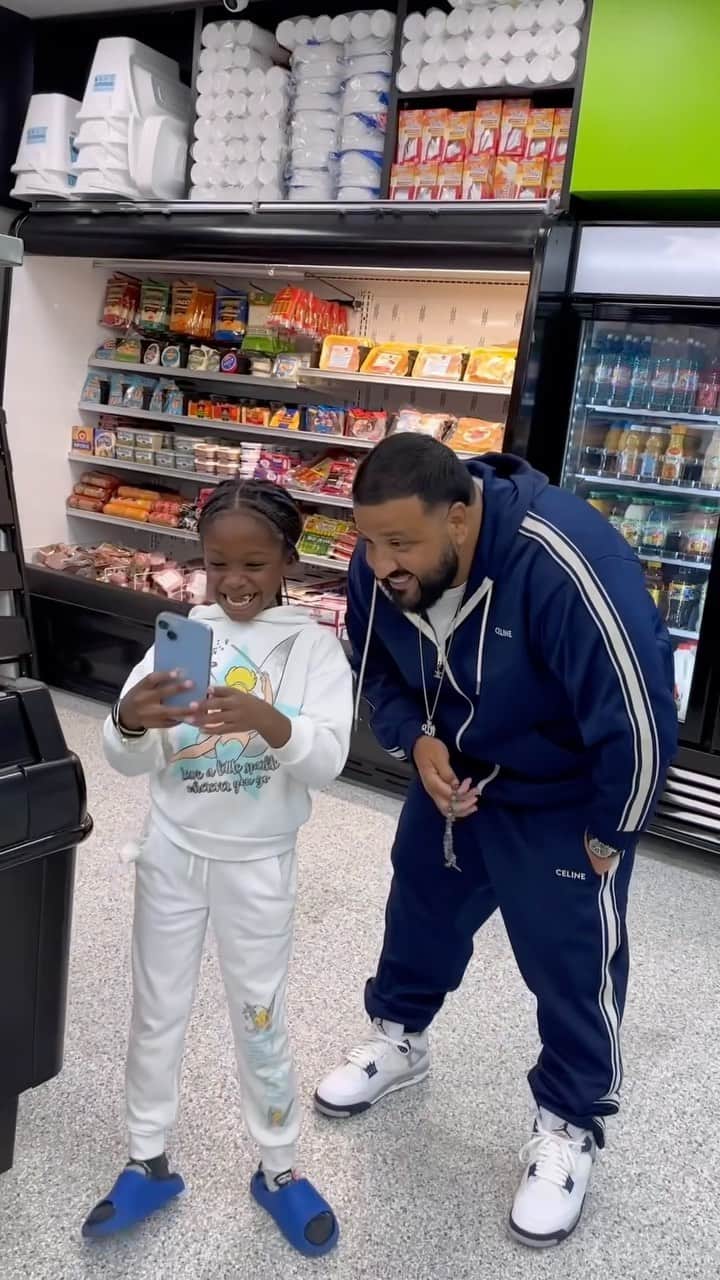 DJキャレドのインスタグラム：「@marketplace119_miami MIAMI Monday @djkhaled @wethebest @wethebestfoundation feeding the first 100 people @marketplace119_miami 11 am !  Follow @marketplace119_miami  HAPPY HOLIDAYS  LOVE IS THE ONLY WAY !」