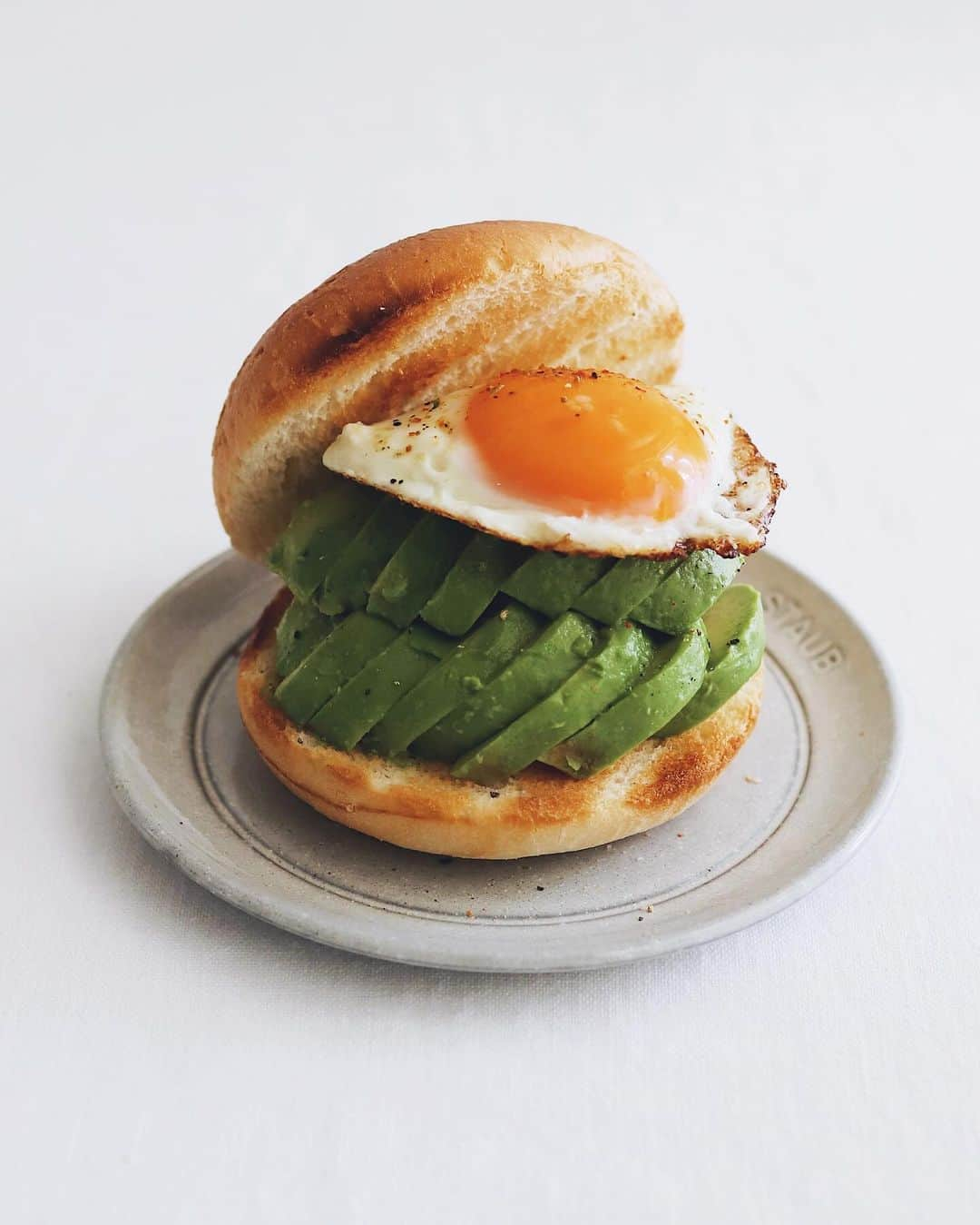 樋口正樹さんのインスタグラム写真 - (樋口正樹Instagram)「Avocado Burger 🥑  今朝はアボカドバーガー。 某Ｔ社のバンズを使って、 アボカドにアボカド重ね、 シンプルに目玉焼きのせ、 ミックススパイスぱらり。 お肉のパテなしで大満足😋  ちなみに３枚目の写真は ひなたプリンセスという 宮崎の横山果樹園さんの ちょい高価なアボカドで、、 取扱いとても緊張するー💦 この品種はピンカートン、 もちろん種、育てますー🌱  . #アボカドバーガー #横山果樹園 #ひなたプリンセス #国産アボカド #アボカド #ピンカートン」11月30日 8時03分 - higuccini