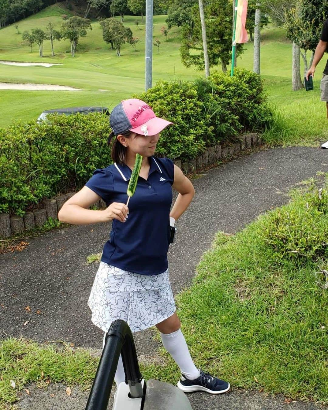 寺本明日香さんのインスタグラム写真 - (寺本明日香Instagram)「夏も終わり、寒くなってきた この頃🥶 夏ゴルフの動画記録⛳️ まだ100切れません。。  超メンタルスポーツだと めちゃくちゃ感じます。  ダボであがれば100切れるとこで 謎の＋4とか叩いてしまう。 実はあまりメンタルが 強くないかもしれない笑笑  というより 練習量が足りなさすぎるので そこですね(笑) まぁどんなけ叩いたとしても ゴルフ楽しいです🎶  先日久々に父に会いました😊」11月30日 8時04分 - teramoto_asuka