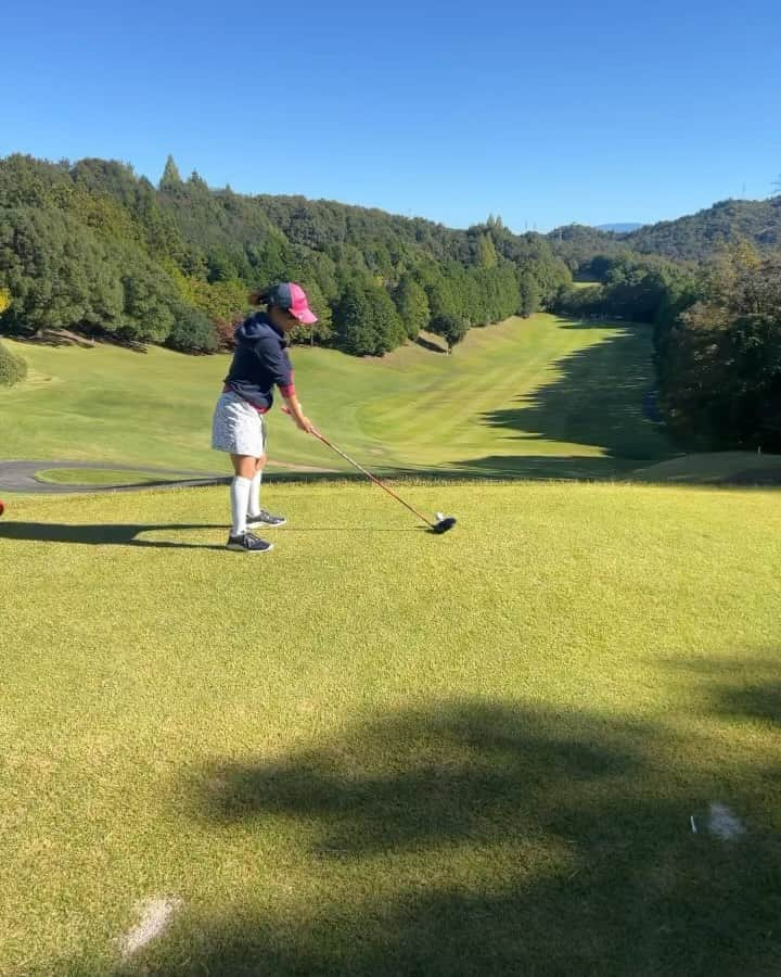 寺本明日香のインスタグラム：「夏も終わり、寒くなってきた この頃🥶 夏ゴルフの動画記録⛳️ まだ100切れません。。  超メンタルスポーツだと めちゃくちゃ感じます。  ダボであがれば100切れるとこで 謎の＋4とか叩いてしまう。 実はあまりメンタルが 強くないかもしれない笑笑  というより 練習量が足りなさすぎるので そこですね(笑) まぁどんなけ叩いたとしても ゴルフ楽しいです🎶  先日久々に父に会いました😊」