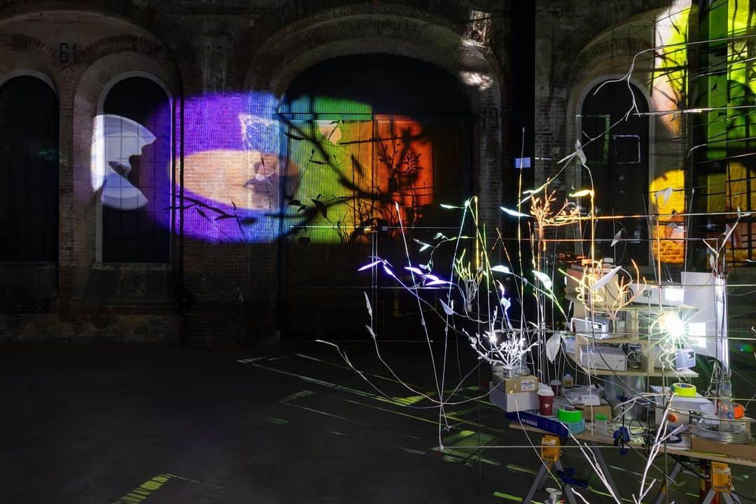 のインスタグラム：「"METRONOME," an immersive installation by Sarah Sze (@sarahszestudio), is on view at Officine Grandi Riparazioni Torino (@ogrtorino) in Turin, Italy. The exhibition was commissioned and produced jointly by OGR, Artangel (@artangel_ldn), and ARoS Aarhus Art Museum (@arosartmuseum), Denmark.   The atmospheric construction features cascading lines that emerge from the center of the room to create a mesmerizing model of a fragile world. A multitude of flickering videos illuminate the structure, swirling around the space, conveying the velocity and volatility of life in the age of the smartphone. Follow the link in our bio to learn more.  __________ #SarahSze #OGRTorino #Gagosian Sarah Sze, "METRONOME," 2023, installation views, Officine Grandi Riparazioni Torino, Turin, Italy © Sarah Sze. Photos: Andrea Rossetti (@andrea_rossetti_archive)」