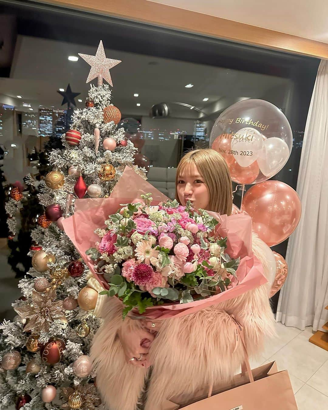 Meeさんのインスタグラム写真 - (MeeInstagram)「I LOVE MY LIFE!!🩷YAY  誕生日は家族にお祝いしてもらっち🤣🩷🫶🏻わたしをわたしにしてくれた、まみーぱぴー兄に感謝&LOVEでいっぱい😘❤️❤️  たくさんの友達にいい一年をと言ってもらったので、27ちゃいちばみつきもっと精進します🤩そしていい一年にぜーったいしましゅ🧏🏼‍♀️🩷  #birthdaygirl #loveislove #🩷」11月30日 8時08分 - wagamama_mee