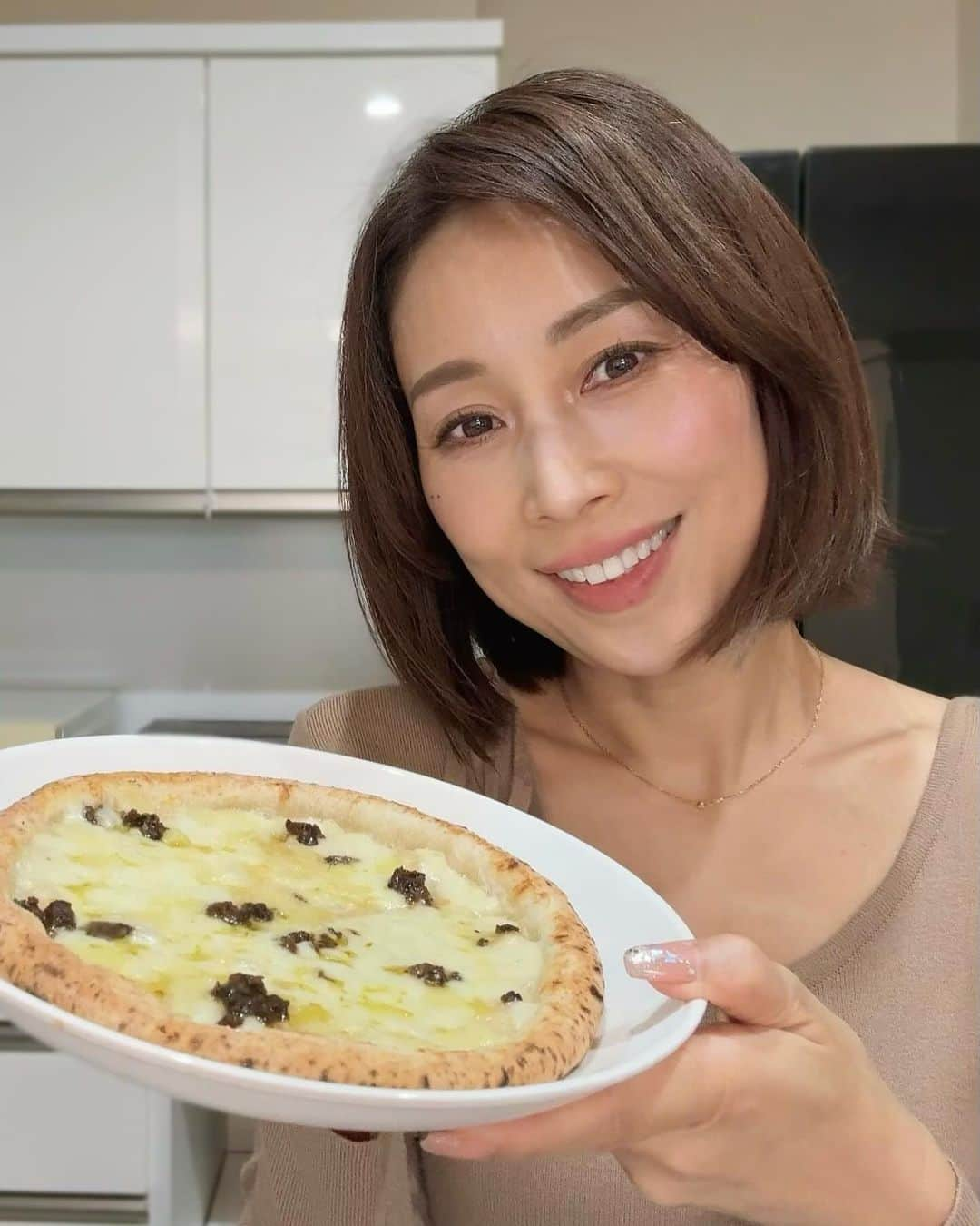 宮田綾子さんのインスタグラム写真 - (宮田綾子Instagram)「毎月恒例SL Creationsさんの冷凍ごはんシリーズ🍕 今月も美味しくいただきました！冷凍ピザでトリュフの香りとか本格的すぎ！ 肉まんは糖質OFFだったり、学的合成添加物を使用してないから安心安全😋  どれも温めるだけ、電子レンジやオーブンで焼くだけでとっても便利🥢 子どもが「お腹すいたー今すぐ何かない？」という時にもさっと出せて助かってます♩ おやつの一口アイスも常備してるだけでちょっとずつ美味しく楽しめます  明日から12月🎄今年もあっという間に年末になりますね、ついこないだおせちを食べたような、笑 入院があったり師走は何かと忙しくなるからSLクリエーションさんの冷凍食品を頼んでおこうと思います🫶  @slcreations_official  #PR #slcreations #安心安全 #冷凍食品 #無添加 #slcreationsのある暮らし #簡単時短 #エスエルクリエーションズ  #ごちそう冷食 #おうちごはん」11月30日 8時23分 - ayako__miyata