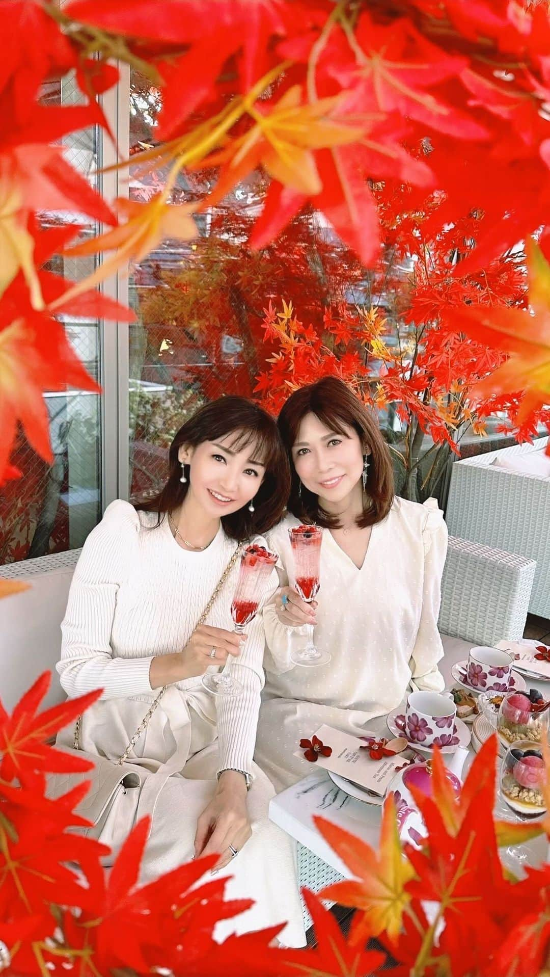 長谷川夕希子のインスタグラム：「秋の紅葉狩り🍁 まだ間に合う🥰  バルコニーは当日予約で🗓️ #ワンちゃんok  #おひとり様  表参道駅🚉から徒歩２分🚶‍♀️ 𝐻𝐴𝑈𝑇𝐸 𝐶𝑂𝑇𝑈𝑅𝐸 𝐶𝐴𝐹𝐸 𝑜𝑚𝑜𝑡𝑒𝑠𝑎𝑛𝑑𝑜 @hautecouturecafe_official   東京都港区北青山3丁目9-19表参道391 ANNEX2階  📞 03-6419-739  営業時間:11:00〜20:30(L.O20:00)  ※4部制ですよ✨😊 11:00  13:30  16:00  18:30〜 定休日:無  #オートクチュールカフェ  #houtecouturecafe  #アフタヌーンティーセット  #紅葉スポット  #紅葉デート  #紅葉  #紅葉シーズン  #表参道カフェ  #表参道ディナー  #表参道ランチ  #表参道スイーツ  #表参道カフェ巡り #ワンちゃんok  #ワンちゃん同伴ok  #映え  #アラフォーライフ #アラフィフライフ  #美魔女 #大人女子の休日  #映えカフェ  #映え写真  #映えスイーツ  #映え #ヌン活 #表参道映え」