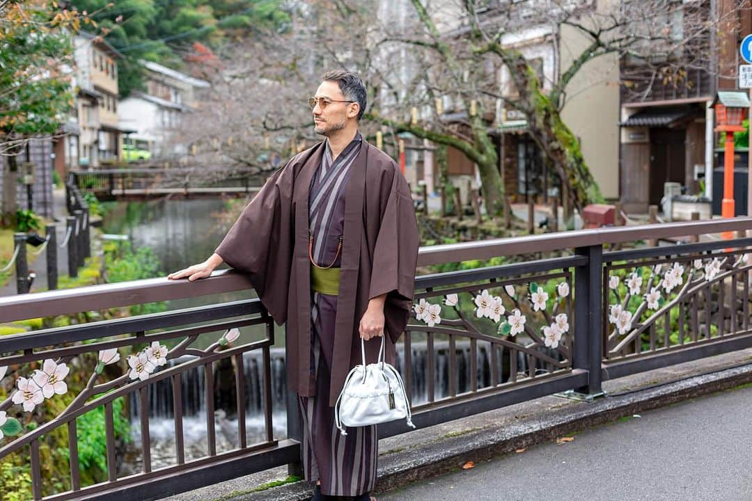 ベリッシモ・フランチェスコのインスタグラム：「When the roman gladiator becomes a samurai in Kinosaki Onsen… 👘🎋👜 城崎温泉でお洒落して散歩するのが気持ち良い季節になった。鞄と浴衣のこだわりは大切❤️ La passeggiata…😂  #ベリッシモ #料理研究家 #francescobellissimo #イタリア料理研究家ベリッシモフランチェスコ #クリーザン #クリーザン城崎本店 #豊岡鞄 #お洒落 #イケオジ #イケオジ料理研究家ベリッシモフランチェスコ #浴衣コーデ #浴衣男子 #着物 #yukata #kimono #samurai #bushido #kinosakionsen #城崎温泉 #ファッション #ファッションコーデ #和服 #fashionstyle #dapperoutfits #dappermen #sprezzatura #sartorial #japanesefashion #elegantfashion #luxurylifestyle」