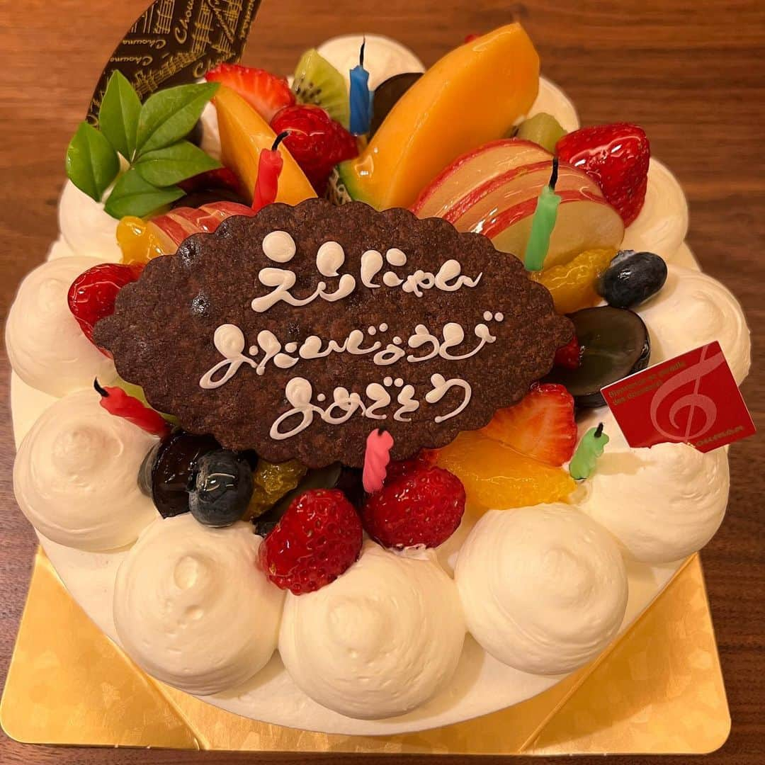 上矢えり奈さんのインスタグラム写真 - (上矢えり奈Instagram)「＊-＊-＊-＊-＊-＊-＊-＊  お誕生日ケーキ🎂 チームヨエロスンにもお祝いしてもらって 美味しいケーキいただきました😋  私の写真がプリントされたクッキーも 乗ってたんだけど、 箱にくっついてプリントが剥がれて 悲惨なことになってたのは ここだけのヒミツ…🤫  erina.  ＊-＊-＊-＊-＊-＊-＊-＊  #お誕生日　#お誕生日ケーキ　#バースデー　#バースデーガール　#ヨエロスン　#上矢えり奈」11月30日 8時19分 - k.erinyann