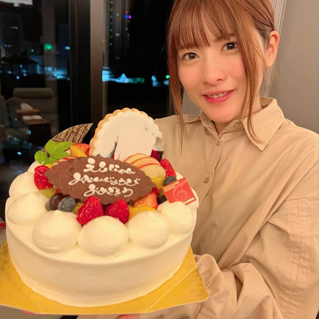 上矢えり奈のインスタグラム：「＊-＊-＊-＊-＊-＊-＊-＊  お誕生日ケーキ🎂 チームヨエロスンにもお祝いしてもらって 美味しいケーキいただきました😋  私の写真がプリントされたクッキーも 乗ってたんだけど、 箱にくっついてプリントが剥がれて 悲惨なことになってたのは ここだけのヒミツ…🤫  erina.  ＊-＊-＊-＊-＊-＊-＊-＊  #お誕生日　#お誕生日ケーキ　#バースデー　#バースデーガール　#ヨエロスン　#上矢えり奈」