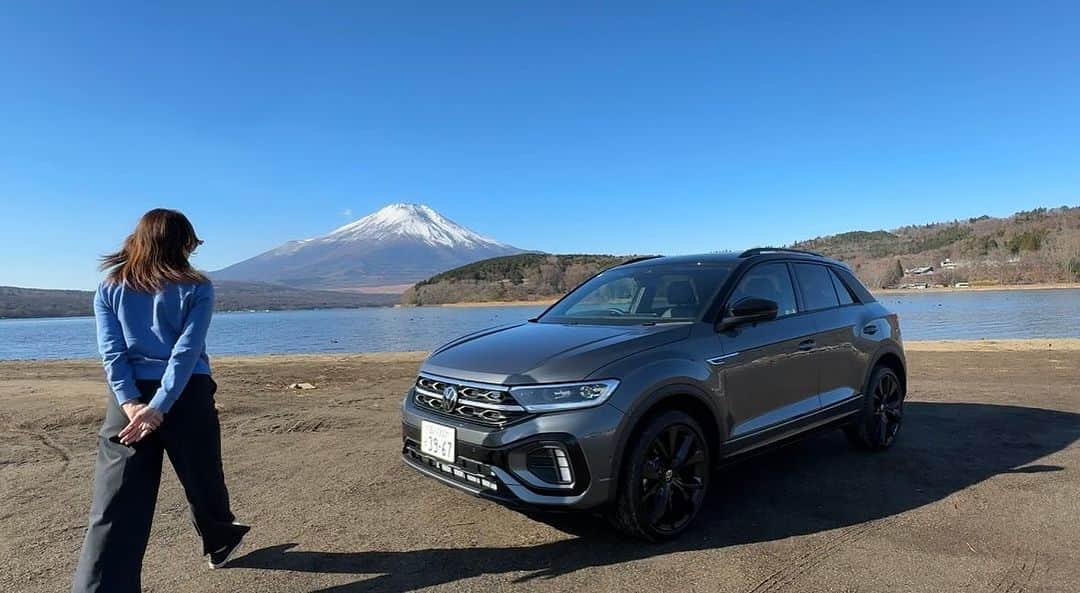 吉田由美のインスタグラム：「VolksWagen T-ROC TDI R-Line Black Style と富士山🗻  https://www.youtube.com/live/i5Kh9U9fkmc?si=z5pKN7fKs1zA1wXg  ＃フォルクスワーゲン　#volkswagen ＃富士山　#troc ＃吉田由美ちゃんねる ＃吉田由美　＃yumiyoshida」