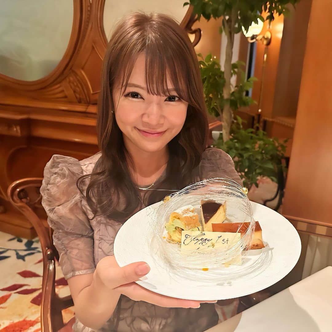 内山絵里加のインスタグラム：「・ ・ 35歳になりました！ 同時に、あっというまに結婚1周年。 すこしおめかしして、夫婦で食事へ行ってきました🍽️ いよいよ30代後半。 公私共に忙しない日々の中 時間はさらさらさらと流れていってしまう 気がしてしまうけれど ちゃんと、思いやりを忘れず たくさんたべて笑って生きていきたいです。 ・ きのうは、『書類を受け取っといてね』と頼まれていたので、急いでおうちに帰ったら 会社にいるはずの旦那さんから贈り物が届くという サプライズでした🙊！ やられたー🙈♥️ 可愛いメッセージ、宅配の人に読まれてて また笑っちゃいました。笑 おかげさまで楽しい毎日です。 毎日まいにち、大笑いさせてくれてありがとう。 2年目も、よろしくね🫶 ・ 朝からたくさんのおめでとうメッセージに 心があたたまりました。 本当に、ありがとうございます。 ・ みなさんの日々も、幸せで 明るい光につつまれていますように。 健やかで、やさしいものでありますように。 新たな一年も、よろしくお願いします。 感謝を込めて🕊️ ・ #誕生日 #35歳 #結婚記念日 #いい肉の日」