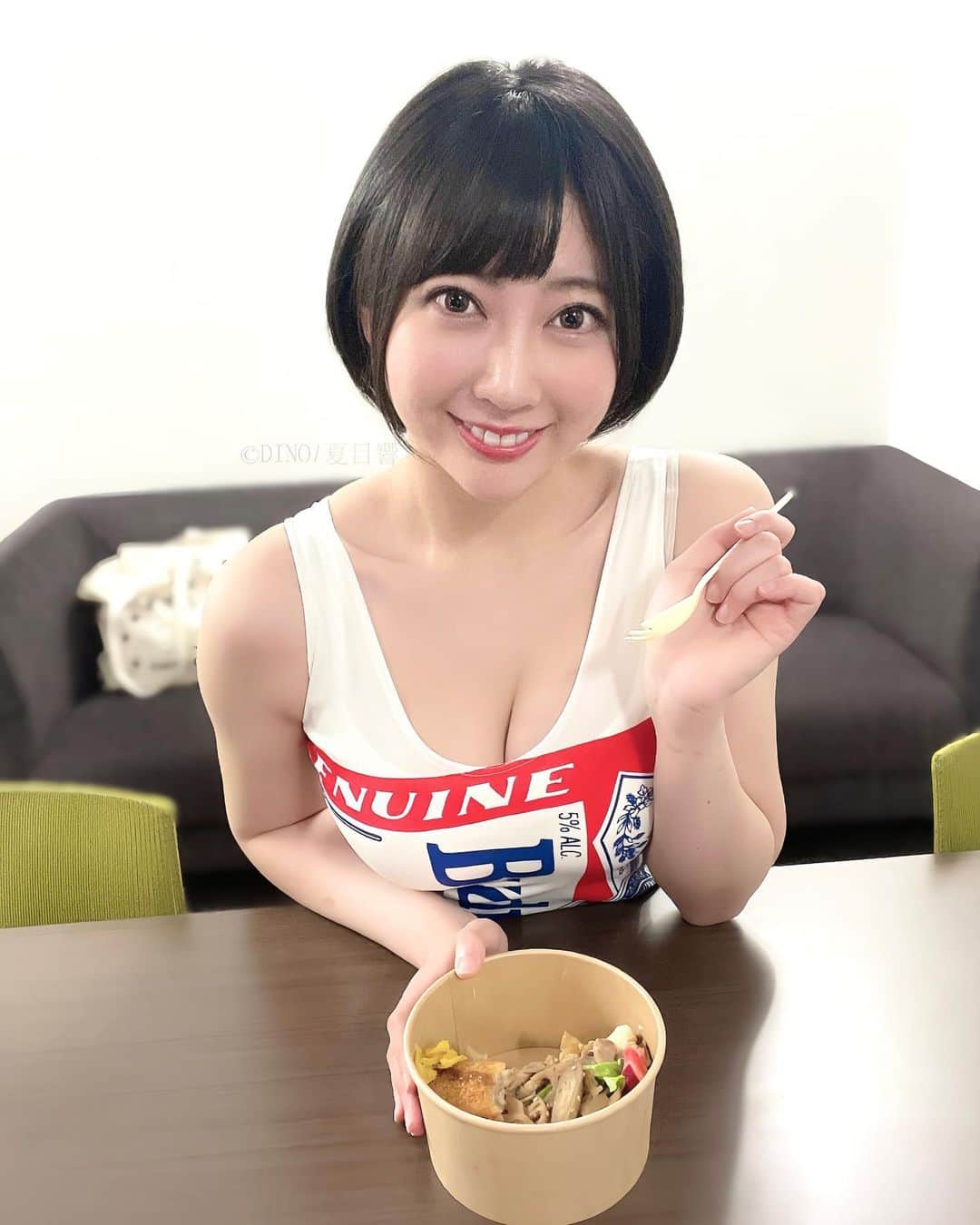 夏目響のインスタグラム：「おはよう貴方！ お弁当と私どっち食べたい？💞  #独特な視点の客が集まるBAR 収録中📺 #公式YouTubeに再出演応援コメ下さい📣 #バドガール姿も好きになってね🍺」