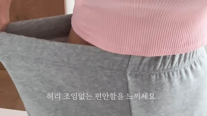 キム・ジュニのインスタグラム：「말랑츄기모슬리닝팬츠(겨울버전)의 자세한 내용 알려드려요 꼭! 읽어주세요!!  📌첫번째! 주머니☝🏻  이거 정말 고민이 많았어요ㅜㅜ  주머니가 편한건 맞지만 주머니를 추가하게 되면 골반부분이 아무래도 넓어져서 정말 매년 고민을 하다가 드디어 작년시즌에 추가를 하게되었는데요 주머니가 있어서 좋다! 없는게 낫다! 약간의 의견차가 있었지만 겨울이라 주머니가 있는게 좋다! 라는 의견이 압도적이라 이번 시즌도 작년과 동일하게  주머니가 있는 버전으로  출시했습니다!  그런데요! 주머니가 없던 버전을 입으셨던 분들! 이건 꼭 숙지해주세요! 주머니가 추가되면서 힙둘레가 1cm 넓어지고 착용시 골반과 힙이 타이트하게 붙어 슬림한 핏이였던  지난 시즌과 달리 보다 골반과 힙이 붙지 않는 아주 여유로운 루즈핏으로 착용되어져요 저는 사실 골반에 딱 붙는 레깅스 핏의 지난시즌을 좀더 선호하는 편인데 저희 내부적인 품평은 타이트하지 않고 여유롭고 넉넉한 지금의 핏이 더욱 좋다는 의견이 90%이상였습니다.  📌두번째! 총장길이= S 기준 100cm로 (M은 101cm / L는 102cm이지만  전체적 품이 커지기 때문에 같은사이즈의 체형이  한치수 크게 입을경우 2-3cm정도 길어집니다.) 허리 25-26인치 기준으로 S사이즈는 169cm 이신분들까지도 여유롭게 착용하실수 있어요 (170이상이시면 한치수 크게 M착용,  173이상이시면 라지착용권장)  📌세번째! 기본/ 숏 선택 가능 기본기장보다 4cm 짧은 기장으로 160이하이시라면 숏버전을 추천드려요!  📏사이즈/길이에 팁을 드리자면,  허리가 밴딩이라 전사이즈 모두 피팅 가능하고 한치수 작게 입으시는건 타이트할수 있지만 길이를 위해 한치수 크게 입으시는건 괜찮습니다 사이즈가 커지면서 길이가 1센치씩 길어지니까 키가 크면 사이즈업! 하시면 되세요  스몰 기준 키 173이상이신 분들은 라지 사이즈 하시면 길이 넉넉하게 입으실수 있어요 “173이상은 라지사이즈!”  ❓왜 전체밴딩인가요?  지난 여름,가을시즌 말랑츄는 뒷밴딩만 있었지요. 앞부분에도 밴딩이 있으면 앞부분 주름이 져서 좀더 슬렉스 핏으로 입으시라고 뒷밴딩으로 제작을 했는데요  겨울기모버전은 왜 전체 밴딩인가요? 하시면! 겨울엔 아무래도 우리가 뱃살이좀 늘잖아요? ㅎ 그러니까 조금더 편안~하게 입으시라고 전체 밴딩으로 제작해서 허리가 아주 쭉쭉 늘어나게 했습니다(영상참고) 입고 벗기 편하게 제작된거니 아주아주 편하게 입으실수 있으실거에요!  허리부분 한번더 바깥쪽 스티치로 마감해서 당연히! 허리 조임이나 고무줄 돌아감 없습니다🙋🏻‍♀️  그리고 포근한 융기모안감😍 조금이라도 살에 느껴지는 기모가 아니라 정말 구름처럼 보드라운 융기모안감으로 입으시면 너무 보드라워서 벗기 싫어지실수도 있어요 이건 뭐 너무나 다들 아시니까 여기까지!😌  찰랑이고 쭉쭉 잘늘어나고 무릎나옴 없고 너무너무 편한건 물론이고 슬리닝팬츠 (슬렉스+트레이닝 팬츠) 이름처럼 슬렉스 핏감 역시 미친애 ㅋ  어버브 최고 판매량을 자랑하는 말랑츄없으면 어버브도 없다! 싶을정도로 ㅋㅋ 진짜진짜 자신있는 녀석이에요 가격은 뭐 말 안해도 아시죠 ㅎ 요즘 물가에 볼수 없는 가격👍🏻  기존 말랑츄에 만족하셨다면 폭신한 기모버전은  정말 꼭! 하시라고 말씀드리고 싶어요 절대 후회안하실거에요🤟🏻  컬러:그레이/차콜/블랙 사이즈는요 S(25-27)/M(28-29)/L (30-31) 기본기장/숏기장 (4센치 차이)로 준비했어요  우리 금요일에 만나는 거에요! 프리오더입니다!  #어버브 #말랑츄기모슬리닝팬츠」