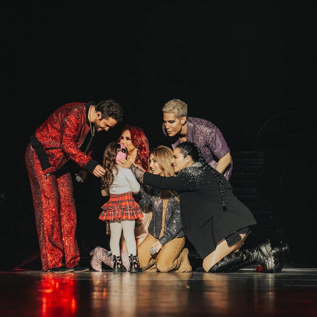 ドゥルセ・マリアさんのインスタグラム写真 - (ドゥルセ・マリアInstagram)「Guadalajara!!!! ❤️❤️❤️❤️me llevo esa noche en el corazón para siempre!!! Los amamos 🙌🏼🙏🏻❤️‍🔥#soyrebeldetour」11月30日 8時30分 - dulcemaria