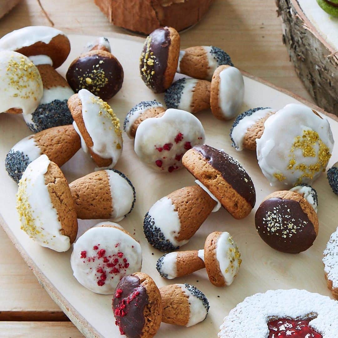 マーサ・スチュワートのインスタグラム：「These fairytale-inspired mushrooms look like they were hand-delivered by Snow White herself. While these adorable treats do take a bit of time and patience to make, just one taste of the tender, warm-spice-scented cookies will confirm that they are well worth the effort. Get the recipe at the link in bio. 📷: @pernilleloof recipe: @shirabocar prop styling: @tanyagraff1」