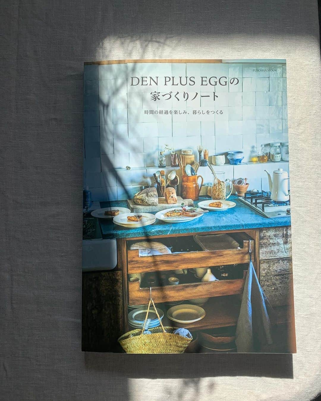 長田 佳子さんのインスタグラム写真 - (長田 佳子Instagram)「DEN PLUS EGGの家づくりノート @denplusegg  @dentomita  @tennenseikatsu  @suzuki_rie_  @ichidanoriko2023  @mikiko0705  @mika_coucou  @pancho0002   DEN PLUS EGGさんと知り合わせていただいたのは８年ほど前。 私がまだ独立をする前に、料理家の冷水希三子さんのお誘いについて、芦屋の店舗のレセプションのケータリングに伺ったことがきっかけでした。  その日をさかいに代表の富田さん、吉田さん、 resonance musicの吉本さん、みかさんと知り合う事ができ、それからDENさんが手がけられれさまざまなキッチンでお菓子の会やお教室をさせていただくようになりました。 'いつか、私もキッチンの一部でもお願いできることがあるだろうか' 頭の片隅でぼんやりと想像するようになりました。  コロナを機に、別れや出逢い、再会 様々なエネルギーの循環がある中 本当の幸せ、心地よさってなんだろうと 苦しいくらいに向き合う時間をもらえたように思います。 山梨の場所を、母も暮らせる新しい実家にしようと考える中で、自分を、家族を守ってくれる場所にまずは整えようと思いました。  親身になって考えてくださる不動産屋さんや たくましい大家さんに出逢うことができた時、 'いつかいつか、だめでも'と思っていたことを DEN PLUS EGGの代表の富田さんに勇気を出して相談しました。  深い翠の代理石を使いたいこと、作業スペースが十分にあること、 みんなで立ってもストレスなく料理ができる。 私の大きな希望はそんな程度で、 あとはDENさんの経験とセンスに委ねました。  はじめて打ち合わせをしてから時間が経ちすぎて 話していたことをみんなで忘れてしまうこともありましたが… ディレクターの吉田さんはその都度新しい頭で提案してくれ今のキッチンが完成しました。  打ち合わせをしてから1年と少し 職人さんがそれぞれの場所で力を発揮してくださり 完成したのは撮影日の前日深夜。 配置も引き出しの中もまだ定まらないですが、 なんだか、ものもこころも落ち着いている…。 そんなところが、 DENさんの作り出す心地よさ良さなんだと改めて感じました。  私の理想を詰め込んだというよりも 'DENさんと作るならこんなキッチン' という場所になり一人でいてもなんだかみんなを感じます。  DEN PLUS EGGの家づくりノートが 新しい暮らしをお考えの方や、リフォームをお考えの方に役立ちますよう心から願っています。  SALT and CAKEでもお取り扱い中です。 #DENPLUSEGGの家づくりノート」11月30日 8時34分 - foodremedies.caco