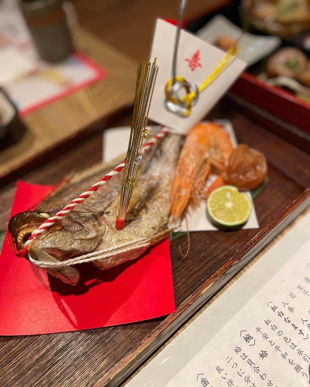 伊藤沙織さんのインスタグラム写真 - (伊藤沙織Instagram)「お食い初め🐟㊗️  立派な尾頭付きの鯛をはじめ、美味しくて豪華なお食事に 石の歯固めもお土産にいただきました🪨  娘は1ミリも食に興味示してなかったけど笑、皆んなで楽しくお食事できました🫶 ゆっくり出来たのでこちらでお祝いできて良かったです🤍  一生食べ物に困りませんように☺️🕊  #お食い初め #百日祝い #歯固め #箸ぞろえ」11月30日 8時36分 - saori__ito