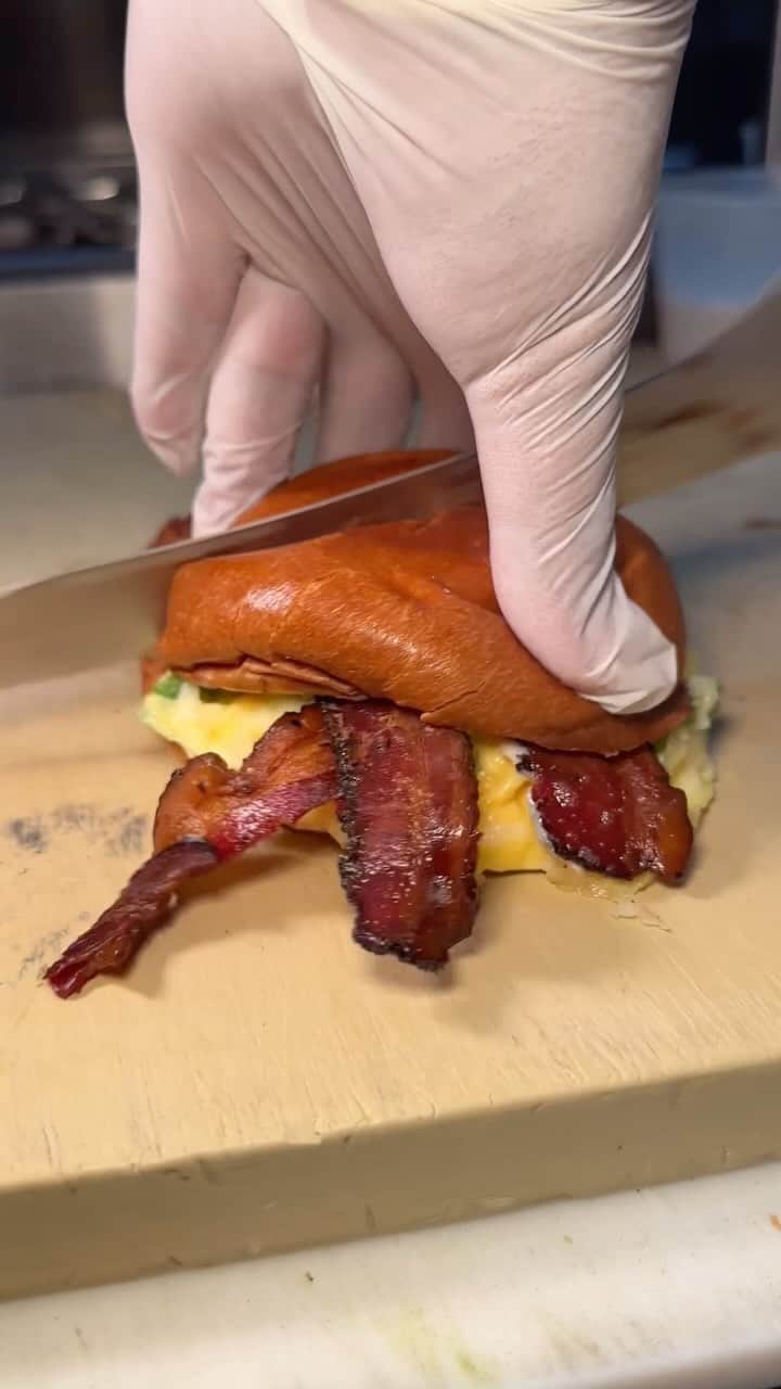 エッグショップのインスタグラム：「Sometimes all you need is the perfect sandwich bite and thats where our signaute PEPPER BOY SANDWICH comes in! 🫑🍳💥 #EGGSHOPNYC  📍151 Elizabeth Street (Nolita) 📍138 N 8th (Williamsburg)」