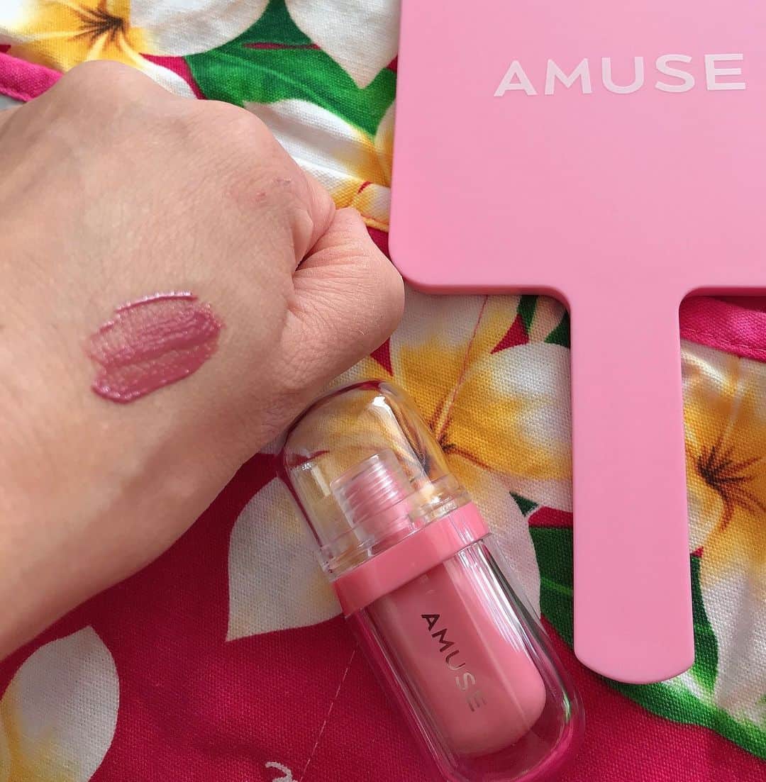 葵さんのインスタグラム写真 - (葵Instagram)「AMUSE ジェルフィットティントを使ってみたよ！  @amuse.jp  カラーは桜ジェリー♡ 甘い香りにピンクの発色がよくて唇ツヤツヤ！ 長時間ぷるんとした唇にしたい方おすすめだよ！ 　 特徴としまして、  トリプルツヤシステムがすごい！ 爽やかな水ツヤで1回 ツヤを極大化する屈折率の高い1オイルで2回、 2オイルで3回発現 ぷにゅっとしたジェリーリップを演出  ぷにゅっとジェリーがもっちり密着で12時間持続 3種ツヤシステムでぷるツヤジェリーリップ 肌馴染みの良い粘膜リップカラーで ころんとしたカプセル型パッケージが可愛い♡  #PR #AMUSE  #ジェルフィットティント #アミューズ #ティント  #韓国コスメ」11月30日 8時38分 - dolphin_coconut