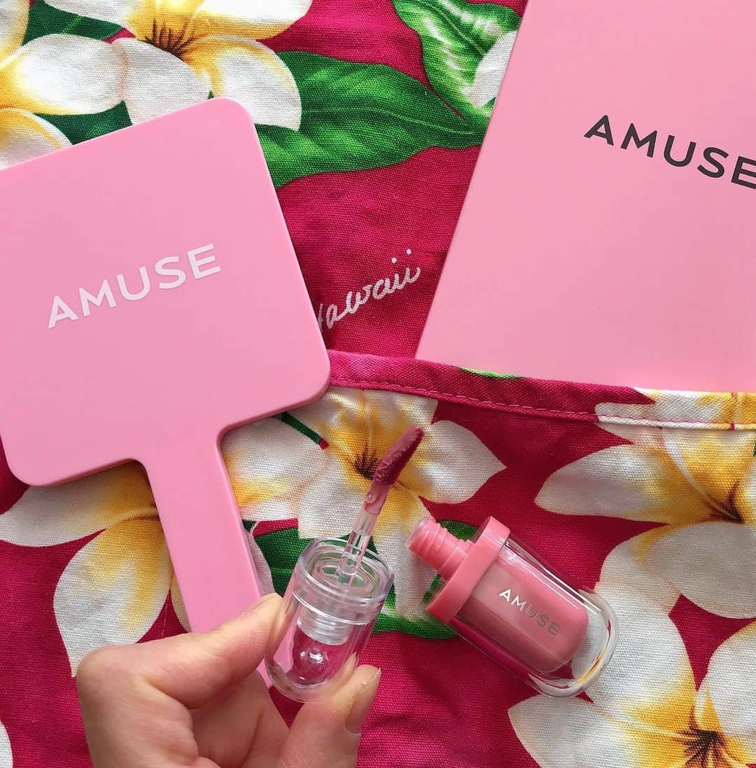 葵さんのインスタグラム写真 - (葵Instagram)「AMUSE ジェルフィットティントを使ってみたよ！  @amuse.jp  カラーは桜ジェリー♡ 甘い香りにピンクの発色がよくて唇ツヤツヤ！ 長時間ぷるんとした唇にしたい方おすすめだよ！ 　 特徴としまして、  トリプルツヤシステムがすごい！ 爽やかな水ツヤで1回 ツヤを極大化する屈折率の高い1オイルで2回、 2オイルで3回発現 ぷにゅっとしたジェリーリップを演出  ぷにゅっとジェリーがもっちり密着で12時間持続 3種ツヤシステムでぷるツヤジェリーリップ 肌馴染みの良い粘膜リップカラーで ころんとしたカプセル型パッケージが可愛い♡  #PR #AMUSE  #ジェルフィットティント #アミューズ #ティント  #韓国コスメ」11月30日 8時38分 - dolphin_coconut
